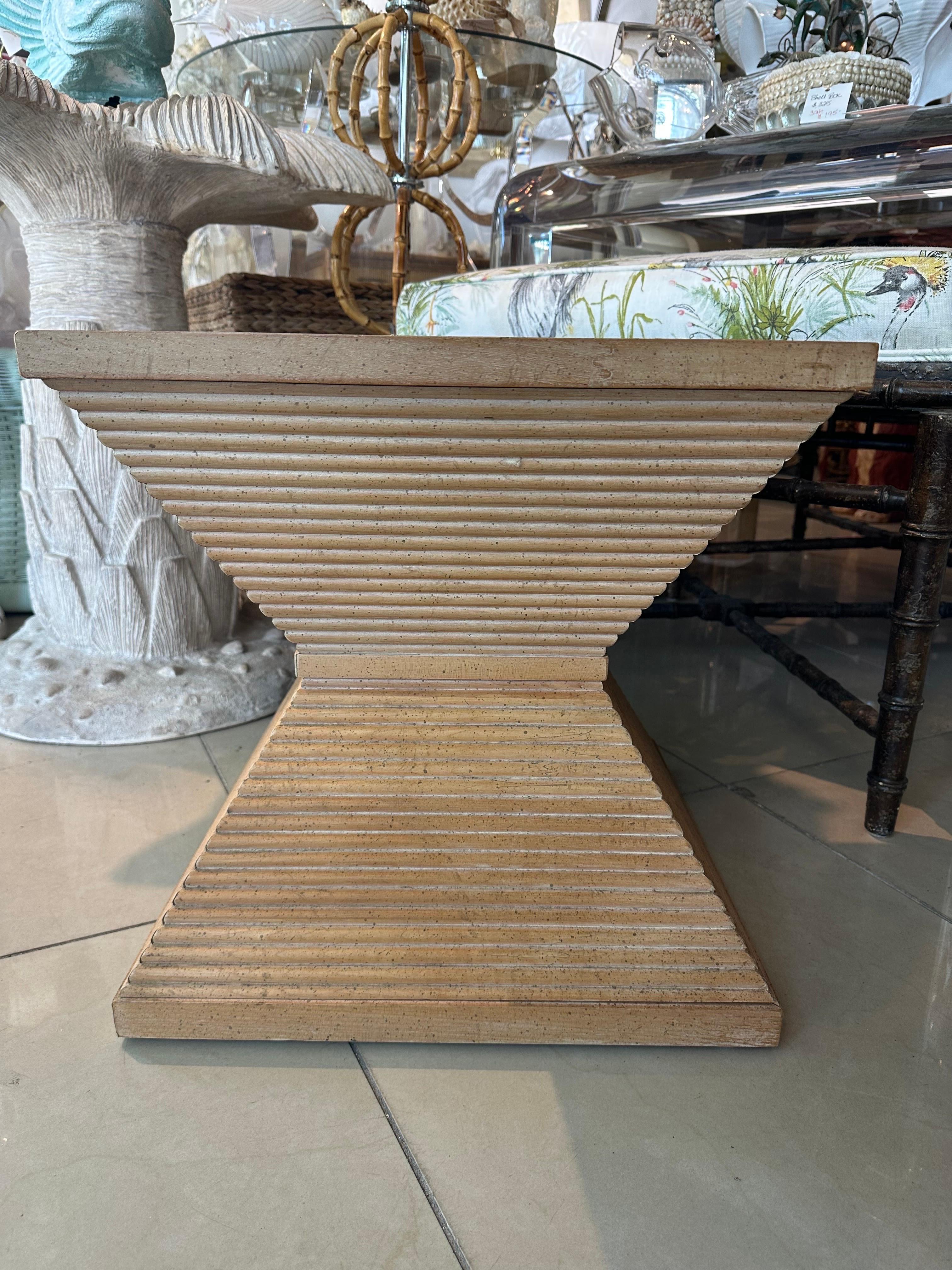 Vintage 1970s Geometrische Holz Pyramide geriffelt Ende Seite Getränketisch Cerused Burl (Gekälkt) im Angebot
