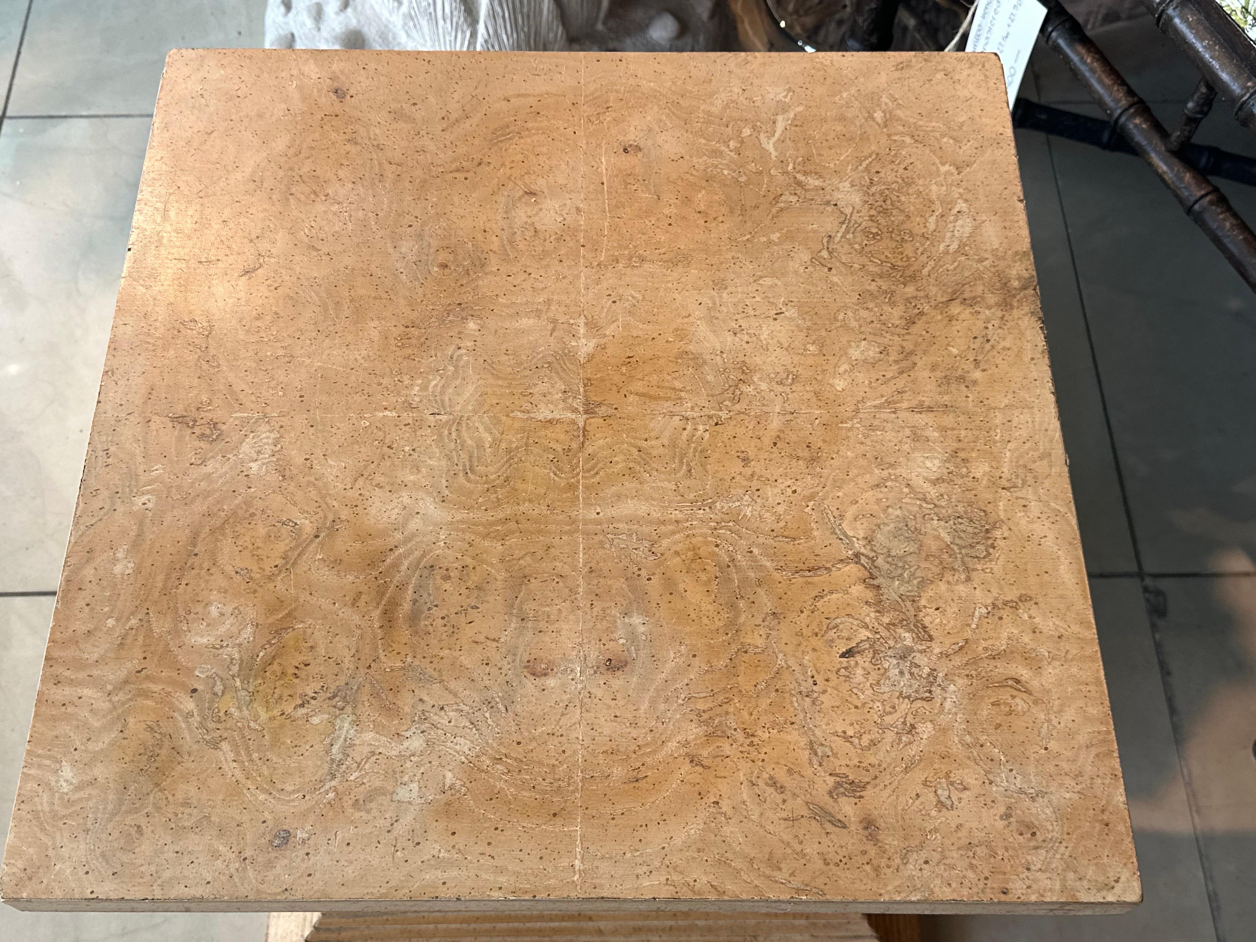 Vintage 1970s Geometrische Holz Pyramide geriffelt Ende Seite Getränketisch Cerused Burl im Zustand „Gut“ im Angebot in West Palm Beach, FL