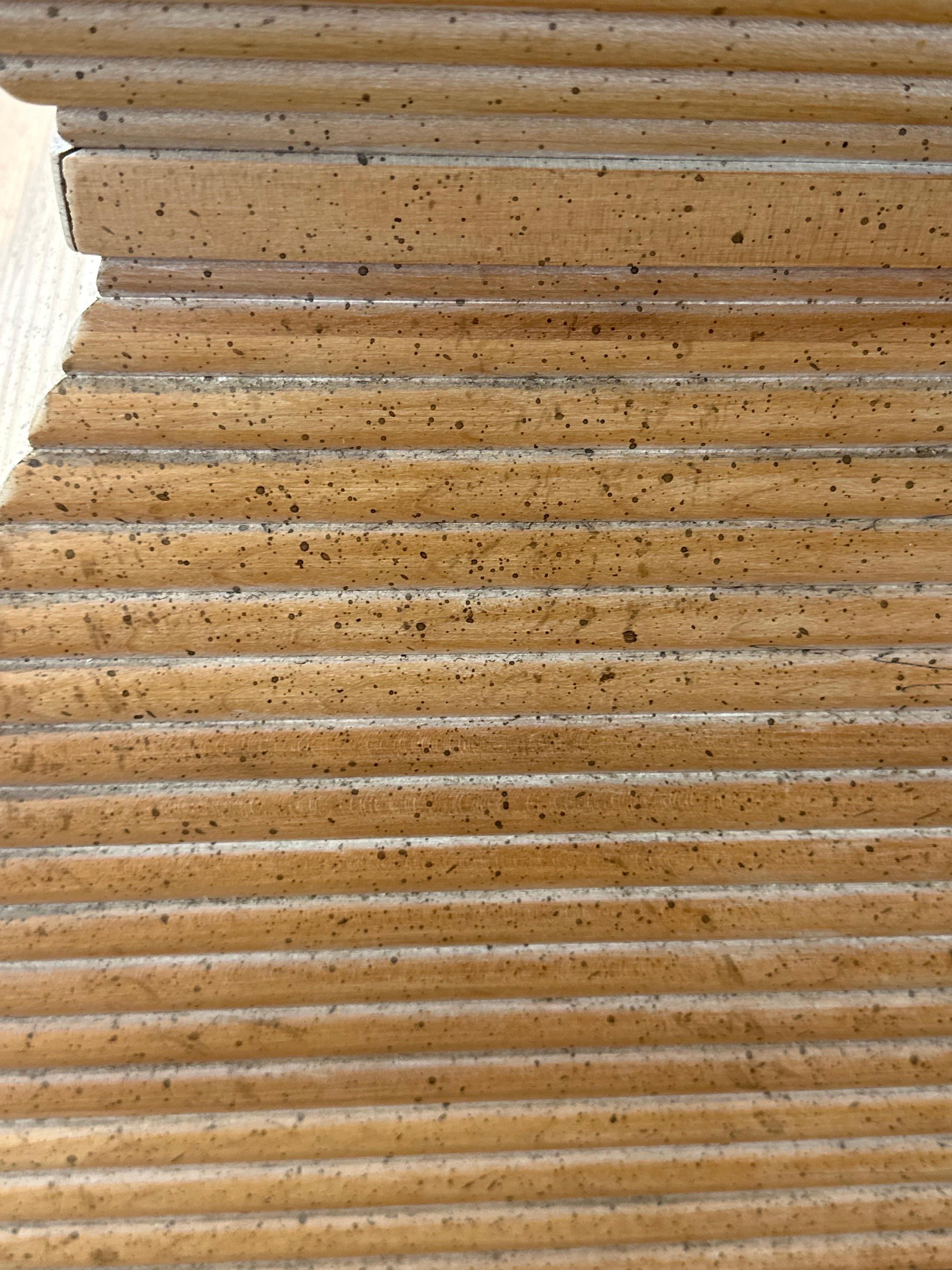 Vintage 1970s Geometrische Holz Pyramide geriffelt Ende Seite Getränketisch Cerused Burl im Angebot 1