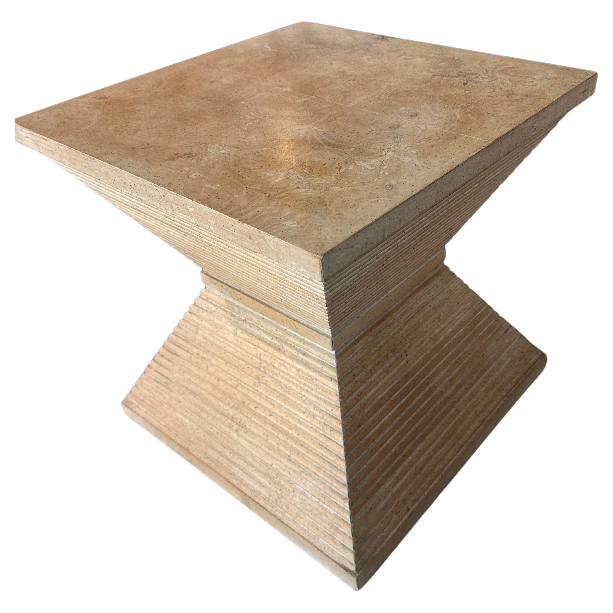 Vintage 1970s Geometrische Holz Pyramide geriffelt Ende Seite Getränketisch Cerused Burl im Angebot