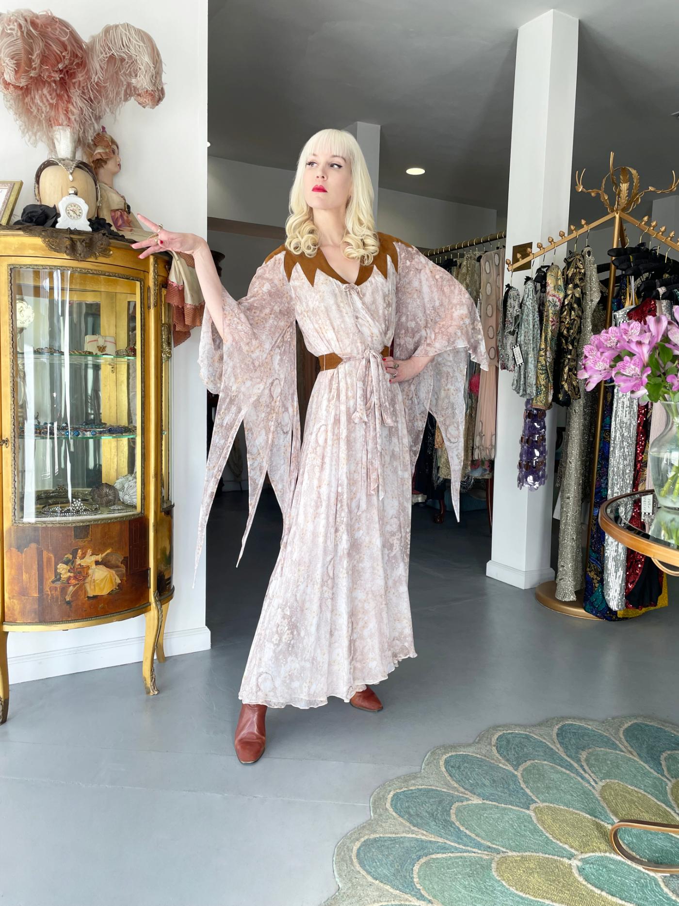 Une robe de créateur Giorgio Sant'Angelo absolument stupéfiante et hautement désirable, datant de sa condition printemps/été 1971. Il est apparu sur la scène de la mode lorsque Diana Vreeland lui a demandé de créer des vêtements pour un tournage