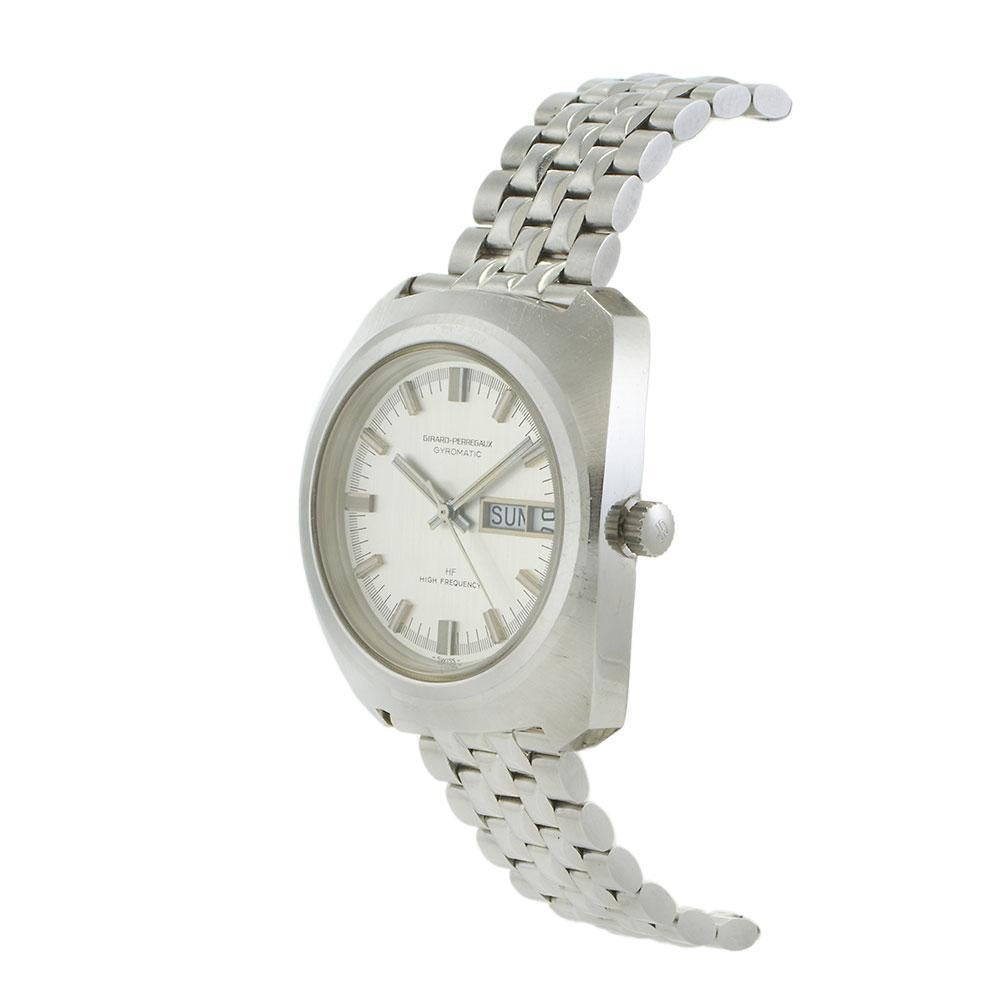 Questo Girard Perregaux High Frequency degli anni '70 mostra l'innovazione tecnica del marchio durante l'epoca d'oro dell'orologeria automatica. La cassa in acciaio inossidabile curvo da 37 mm e il bracciale integrato abbinato gli conferiscono una