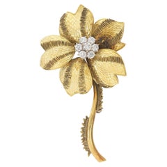 Broche fleur en or et diamants 1,15 carat, années 1970