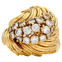 Anillo abombado vintage de oro y diamantes de los años 70 con diseño de plumas