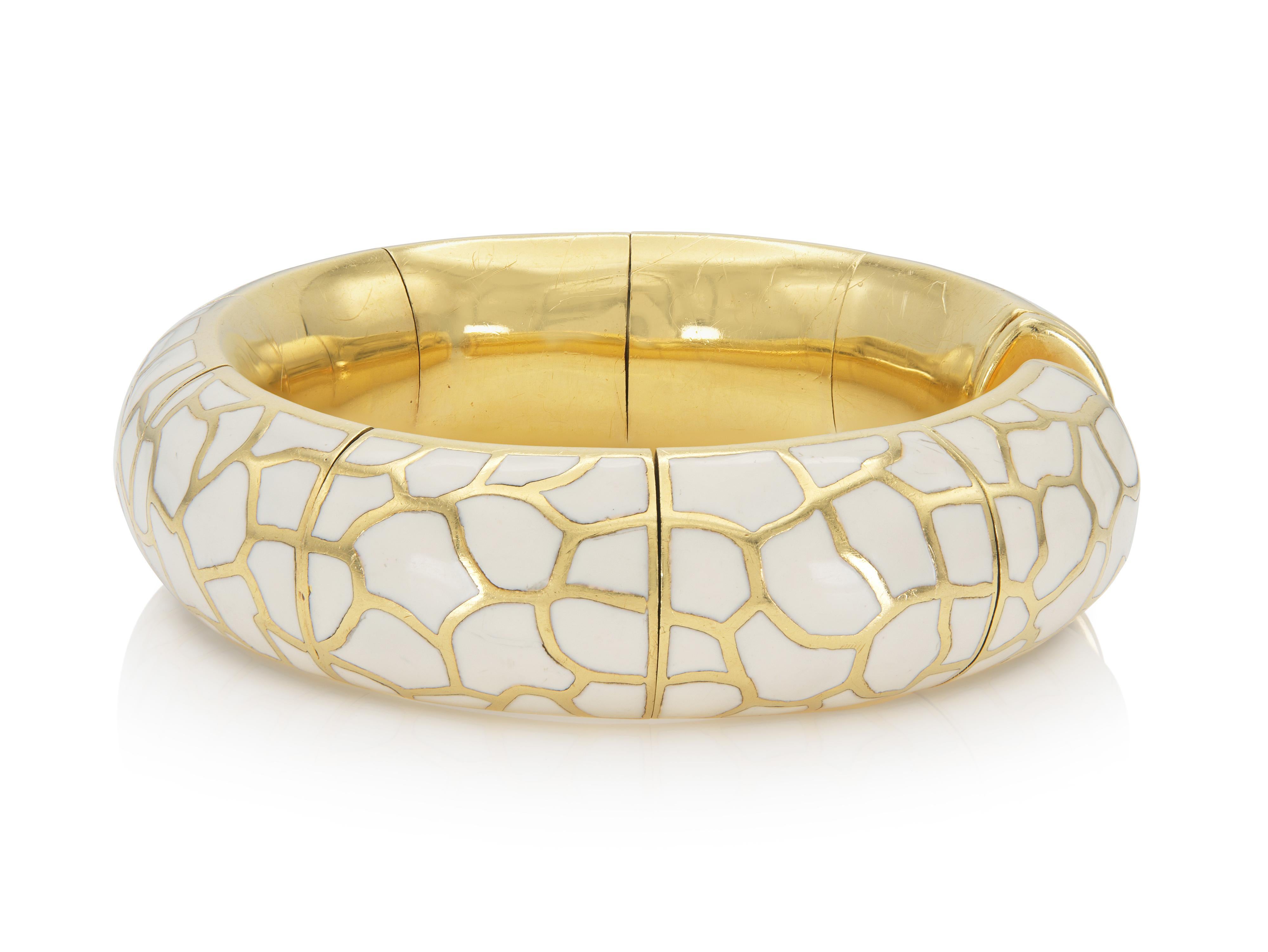 Finemente realizzato in oro giallo 18k e smalto bianco.
Circa anni '70
Prodotto in Italia
Taglia 6 1/4