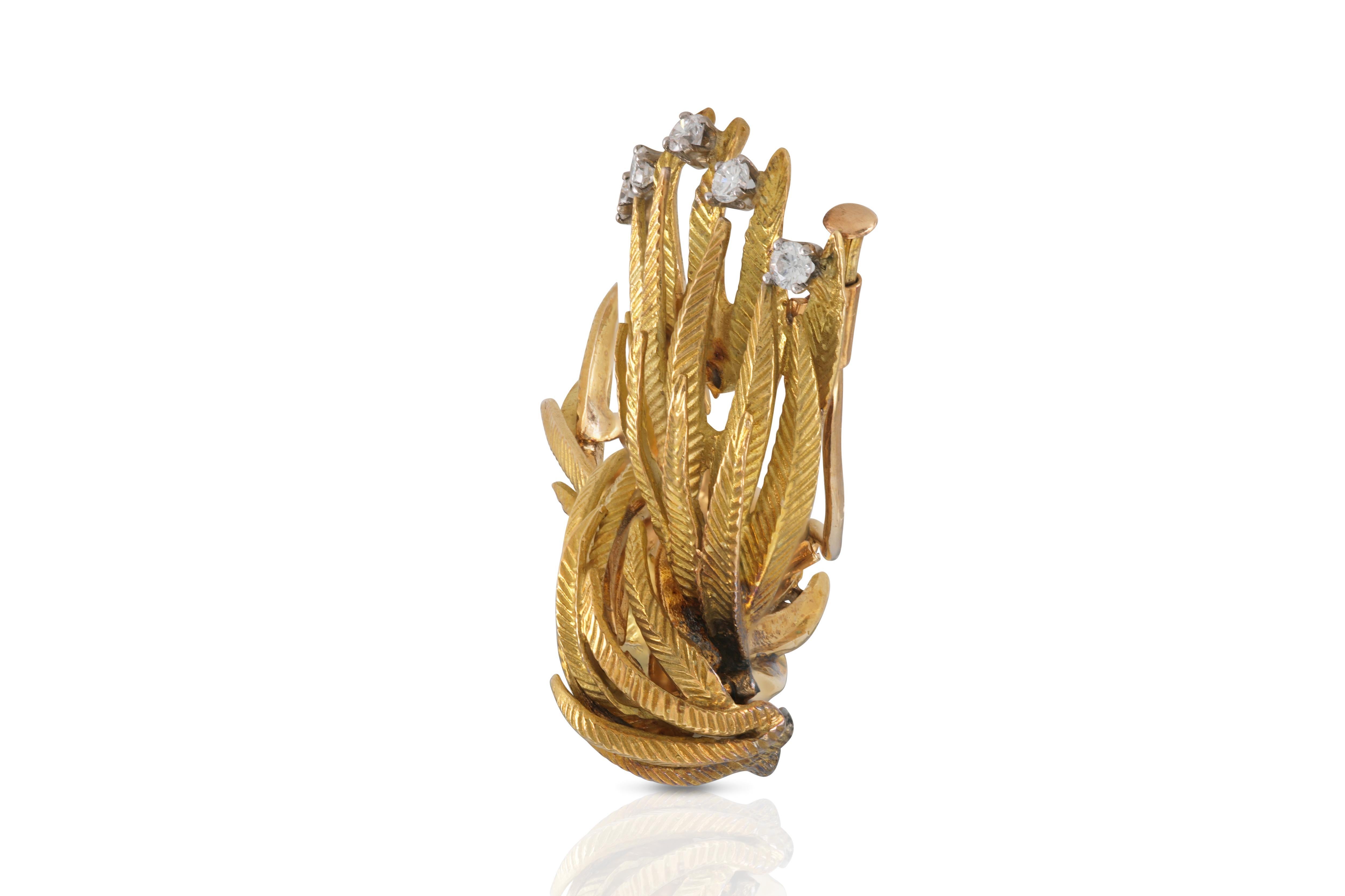 Broche vintage de plumas de oro de los años 70 con diamantes Corte redondo en venta