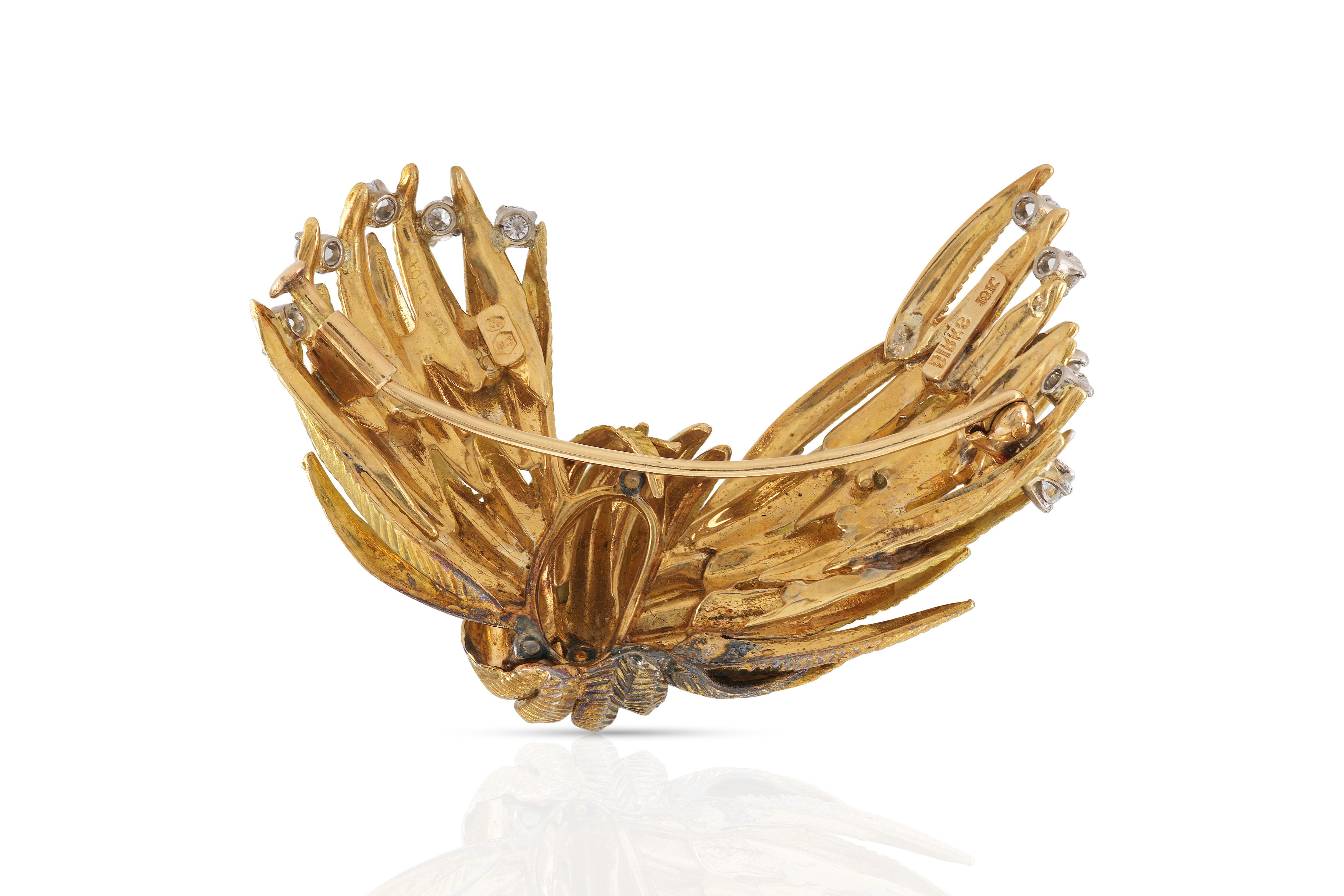Broche vintage de plumas de oro de los años 70 con diamantes en Bueno estado para la venta en New York, NY