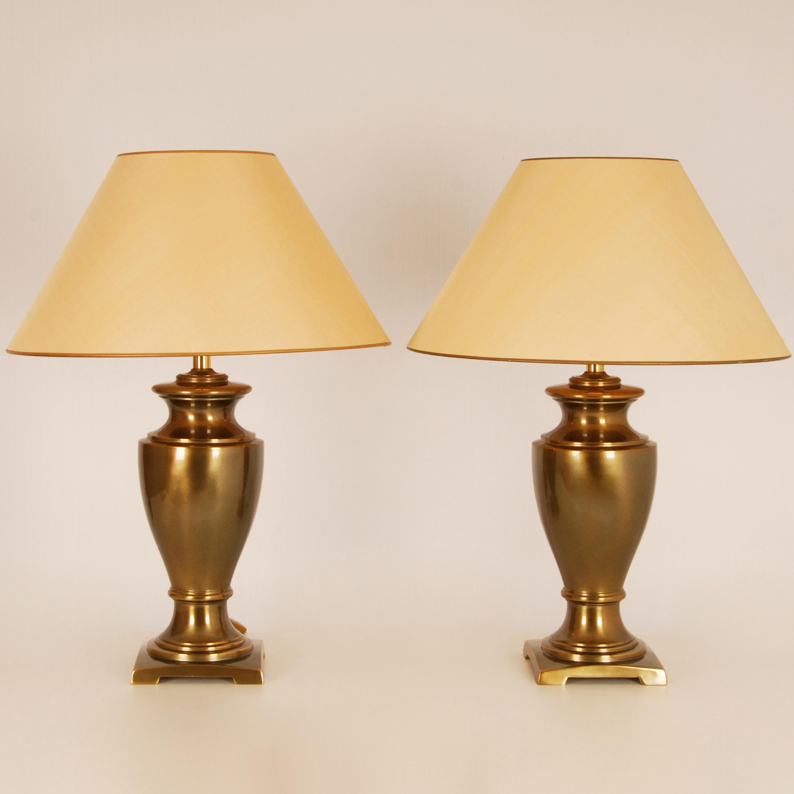 Paire de lampes de table à vase néoclassique en laiton doré et doré des années 1970 en vente 3