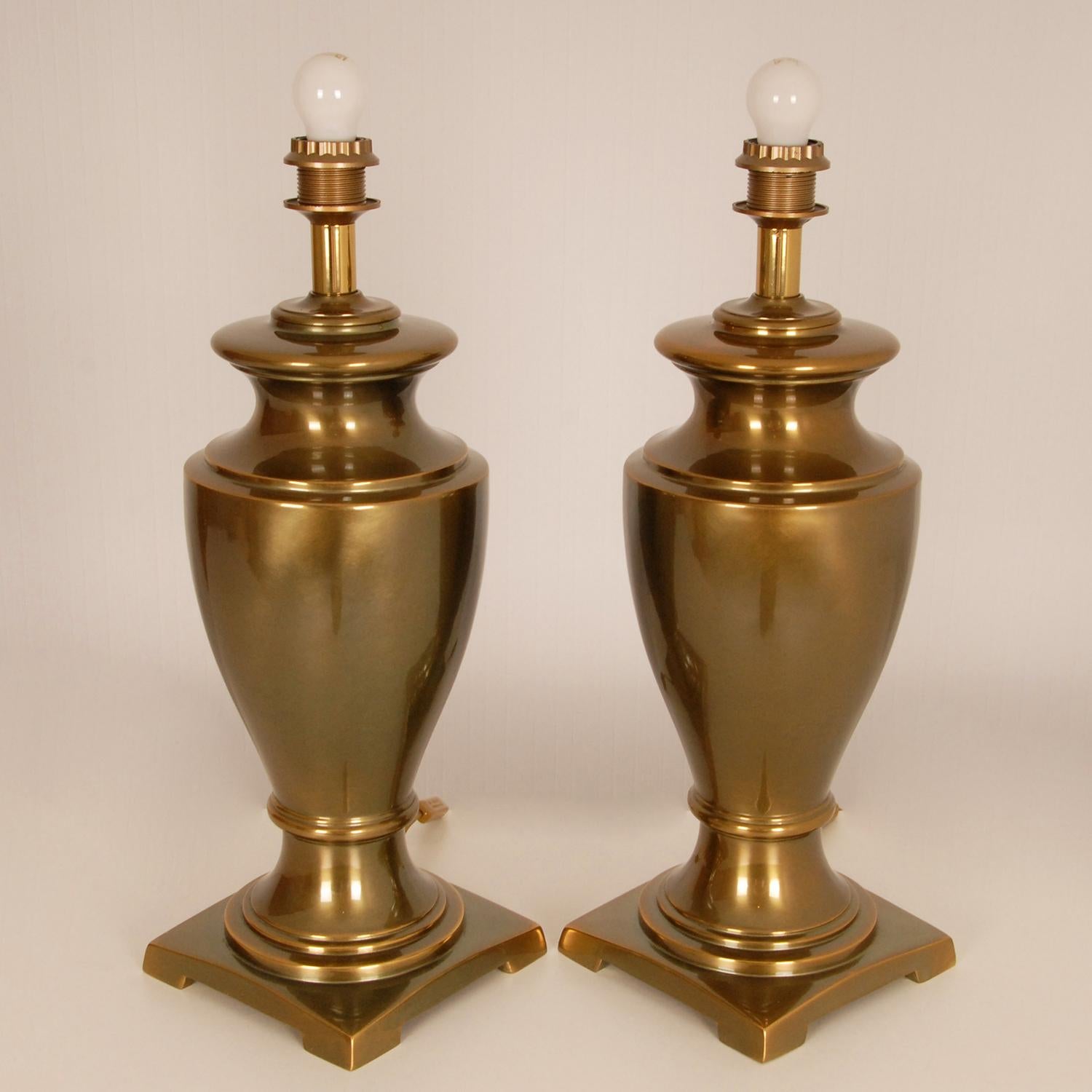 Vintage luxury gold gilded brass classic table lamps - vase lamps.
The high quality vases are made of cast brass and stand on a square vase.
Origin Europe France 1970s - 1979
Style neoclassical
The lamps are in a good working condition
Cordcolor: