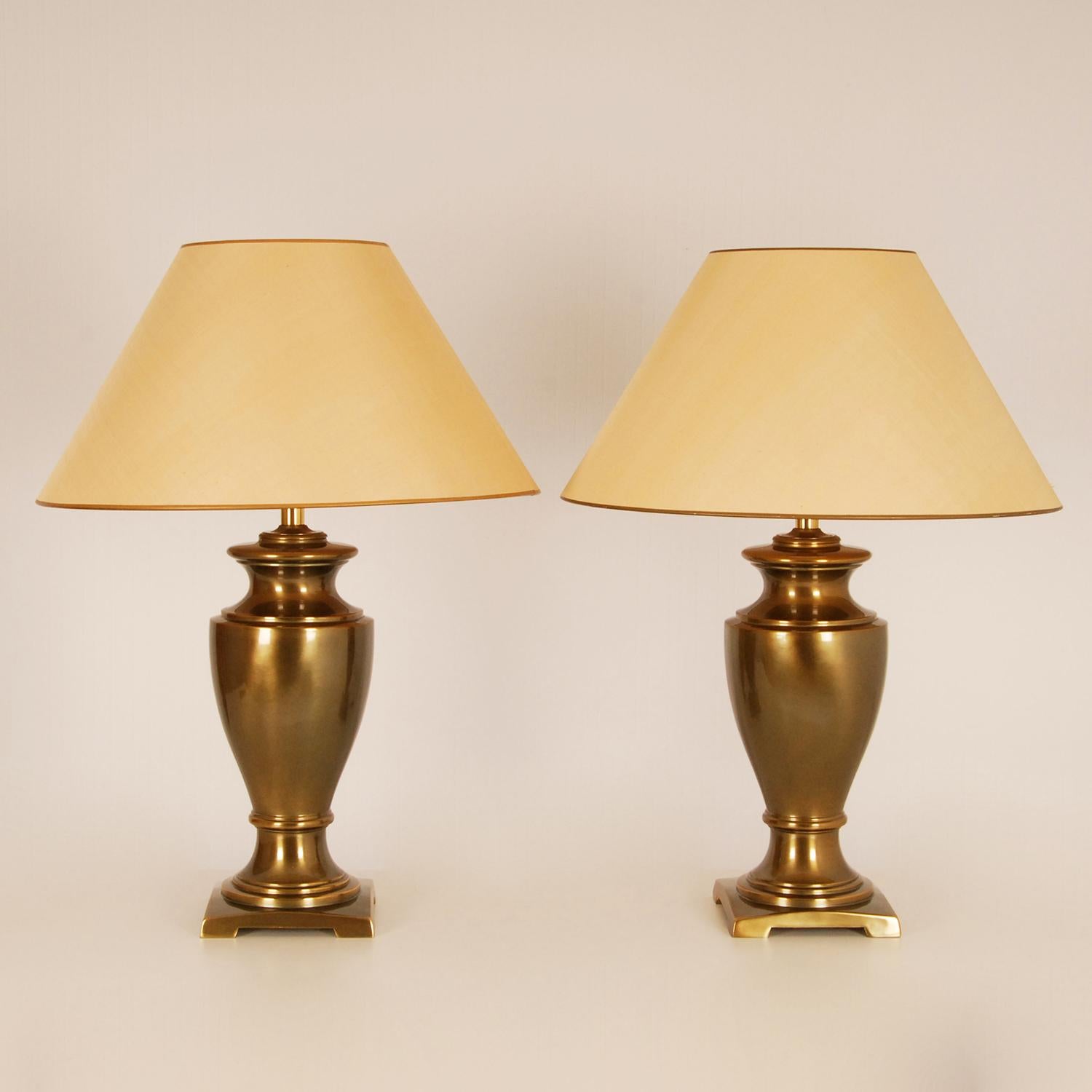 Néo-classique Paire de lampes de table à vase néoclassique en laiton doré et doré des années 1970 en vente