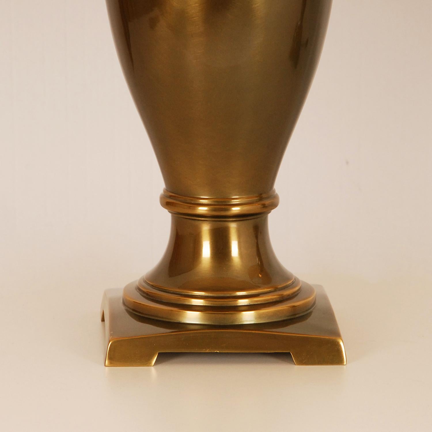 Français Paire de lampes de table à vase néoclassique en laiton doré et doré des années 1970 en vente