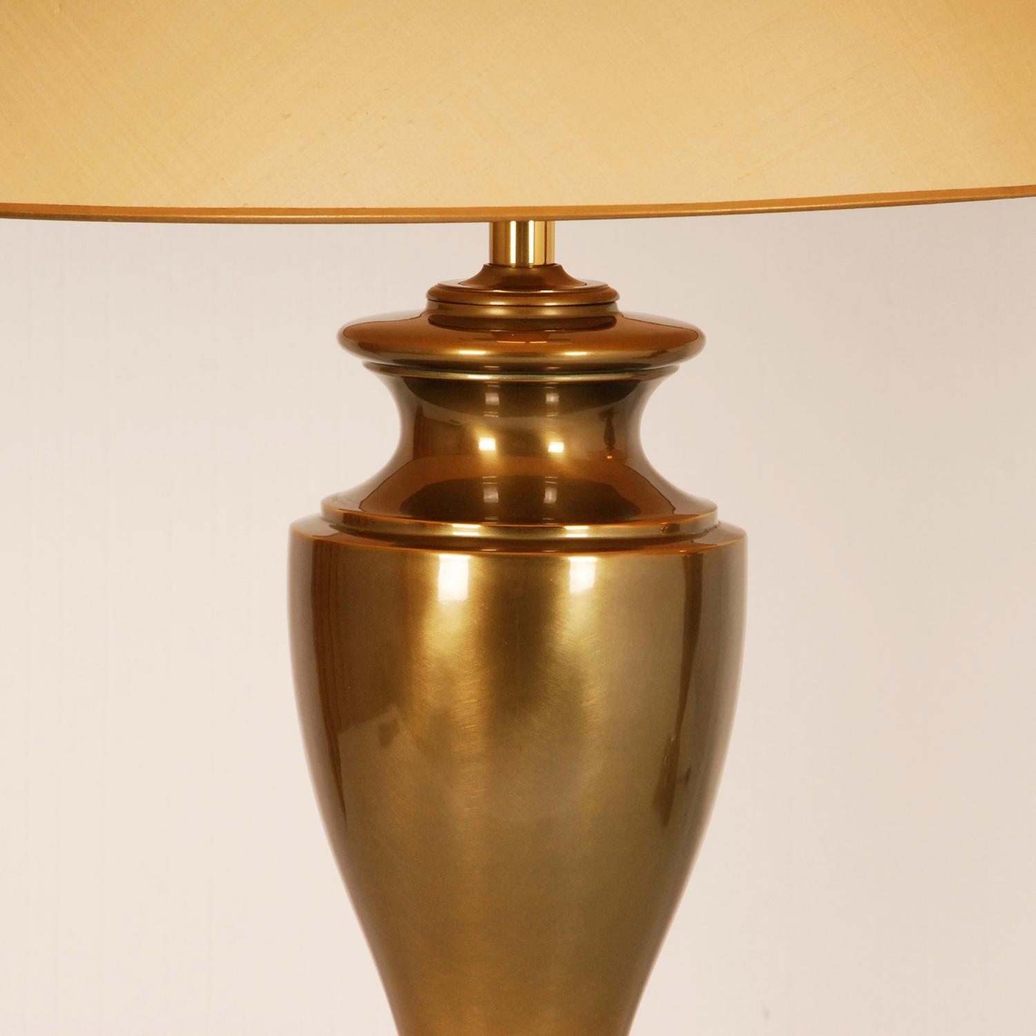 Vintage 1970s Gold Gilt Brass Neoclassical Vase Table Lamps, a Pair In Good Condition For Sale In Wommelgem, VAN