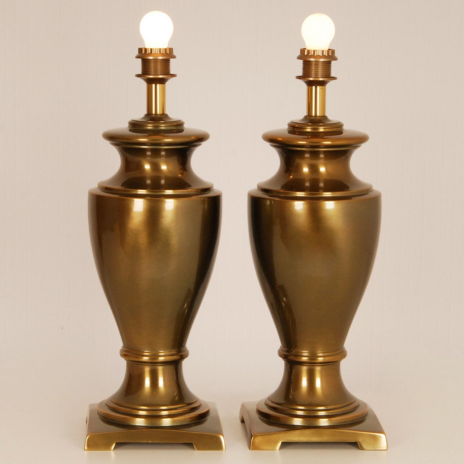 Laiton Paire de lampes de table à vase néoclassique en laiton doré et doré des années 1970 en vente