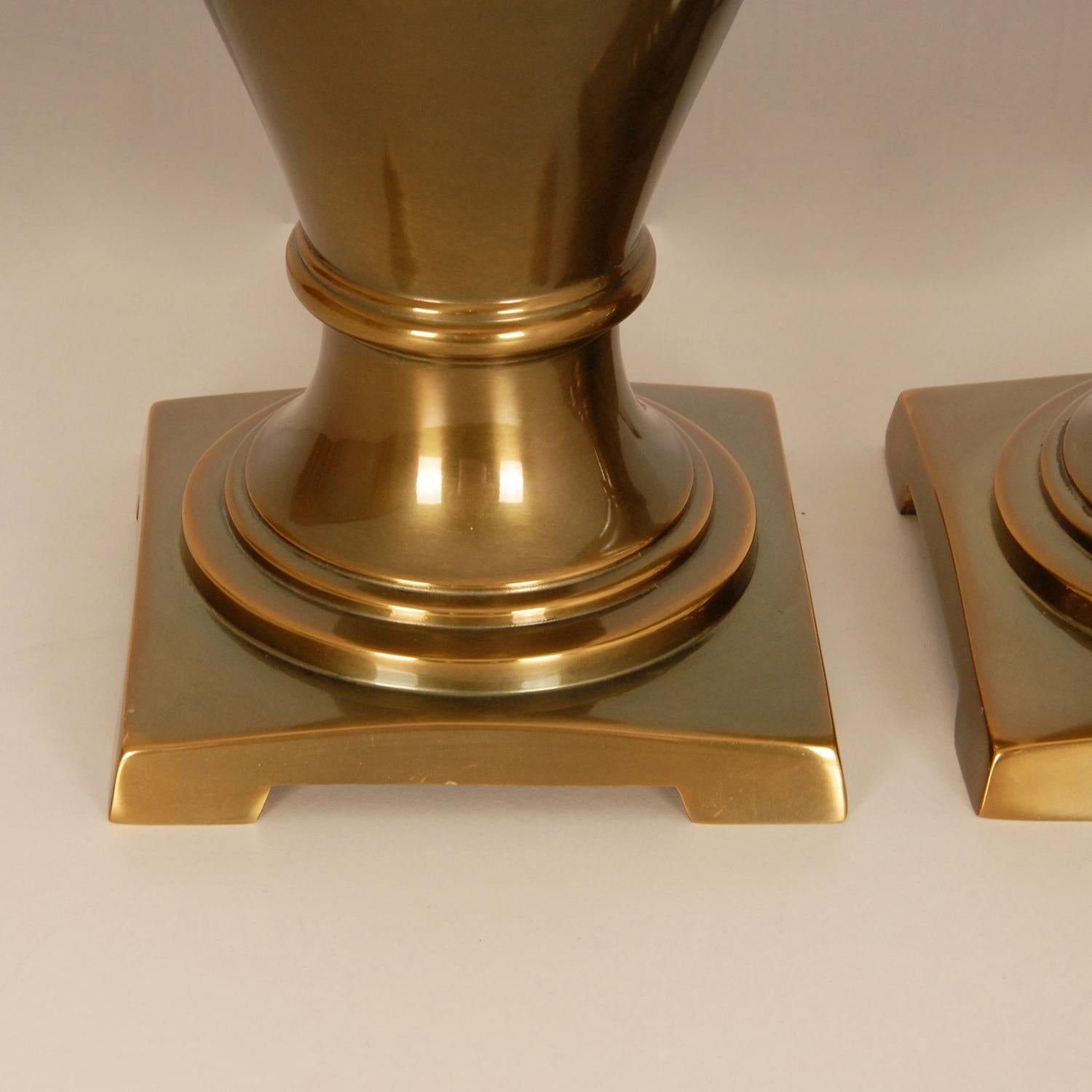 Paire de lampes de table à vase néoclassique en laiton doré et doré des années 1970 en vente 1