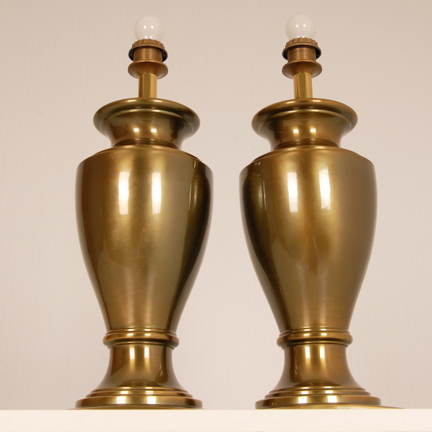 Paire de lampes de table à vase néoclassique en laiton doré et doré des années 1970 en vente 2