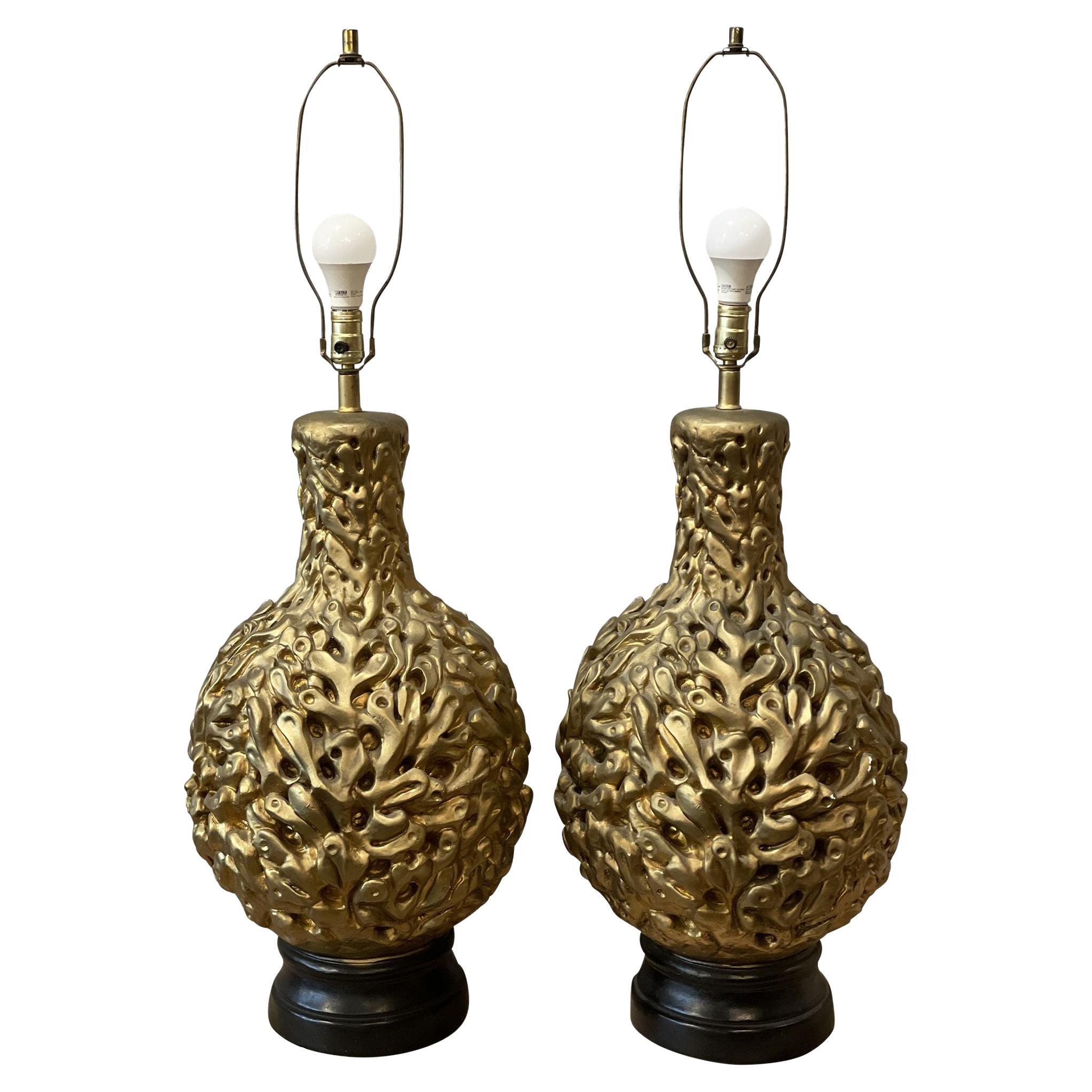 Paire de lampes géantes en or doré, datant du milieu du siècle dernier. en vente