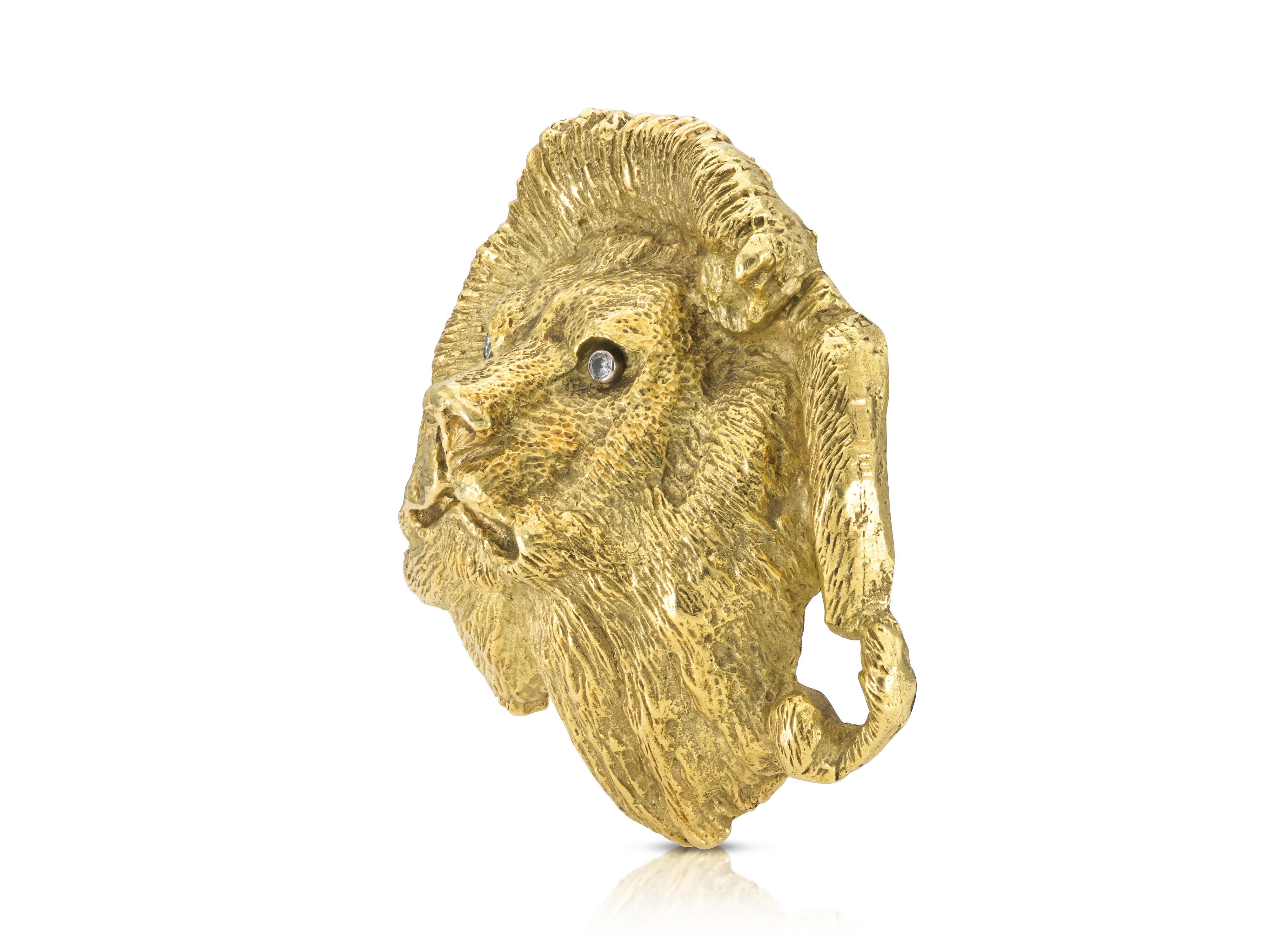 Finely crafted in 18k yellow hammered gold with two Round Brilliant cut Diamonds as the eyes, weighing a total of 0.14 carat.
Made in Italy
Circa 1970s
2 1/2 inch diameter