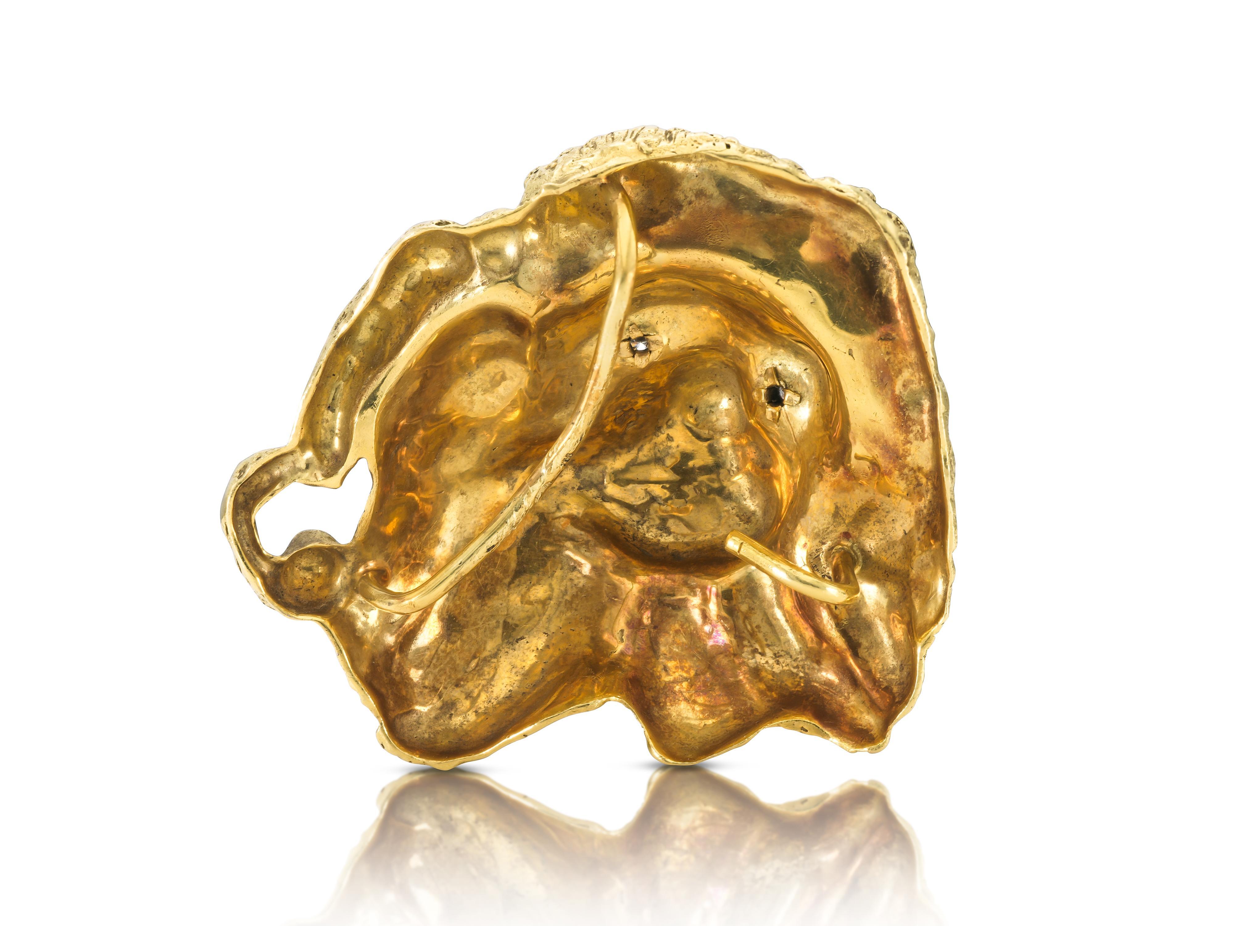 Vintage 1970s Gold Lion Belt Buckle with Diamonds In Good Condition For Sale In New York, NY
