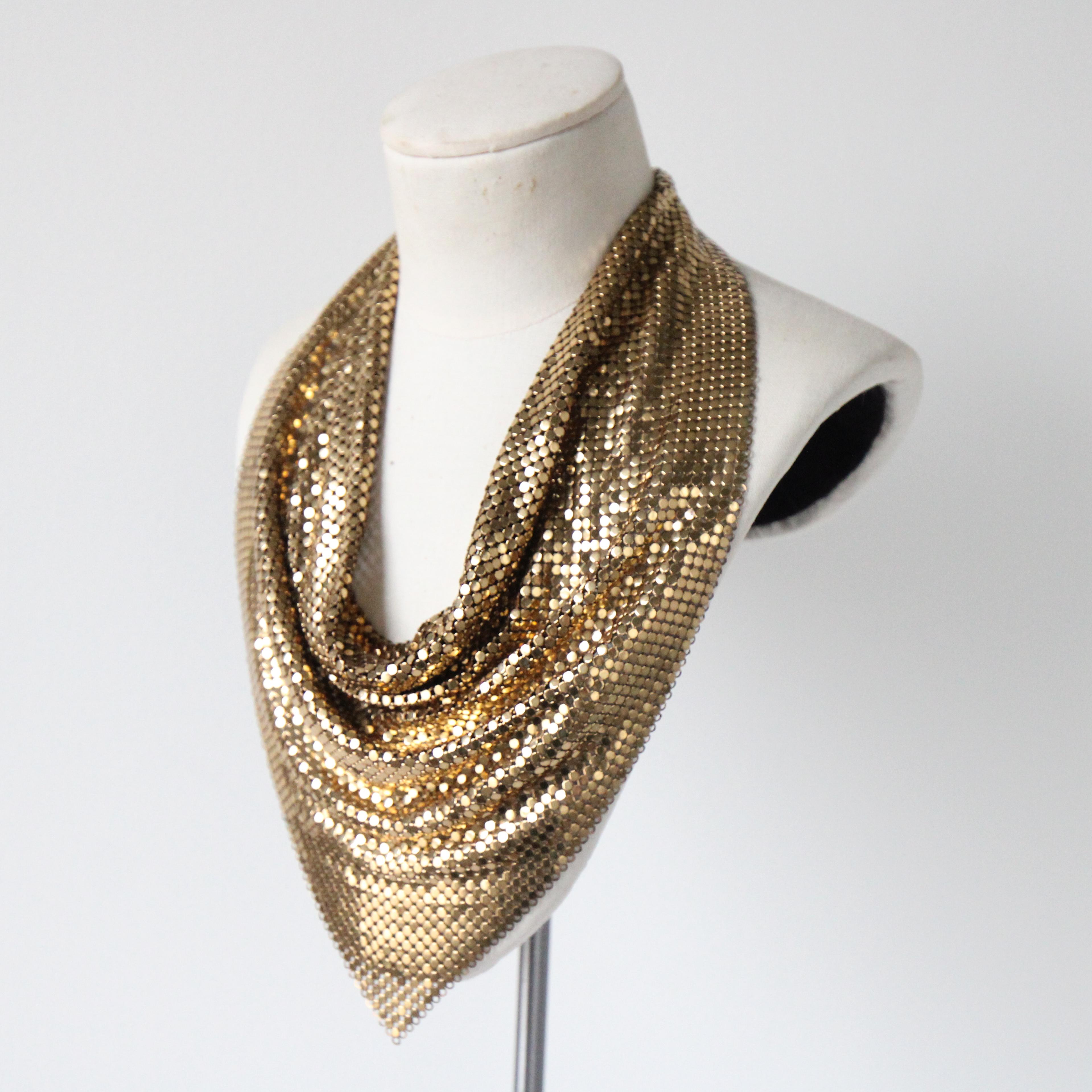 Este impresionante collar Whiting & Davis de los años setenta, con una declaración central de malla dorada en el cuello, es la joya perfecta para destacar en tu colección. 

Medida del collar

Longitud ajustable: de 17,5 a 19,5 pulgadas

Caída: 9,5