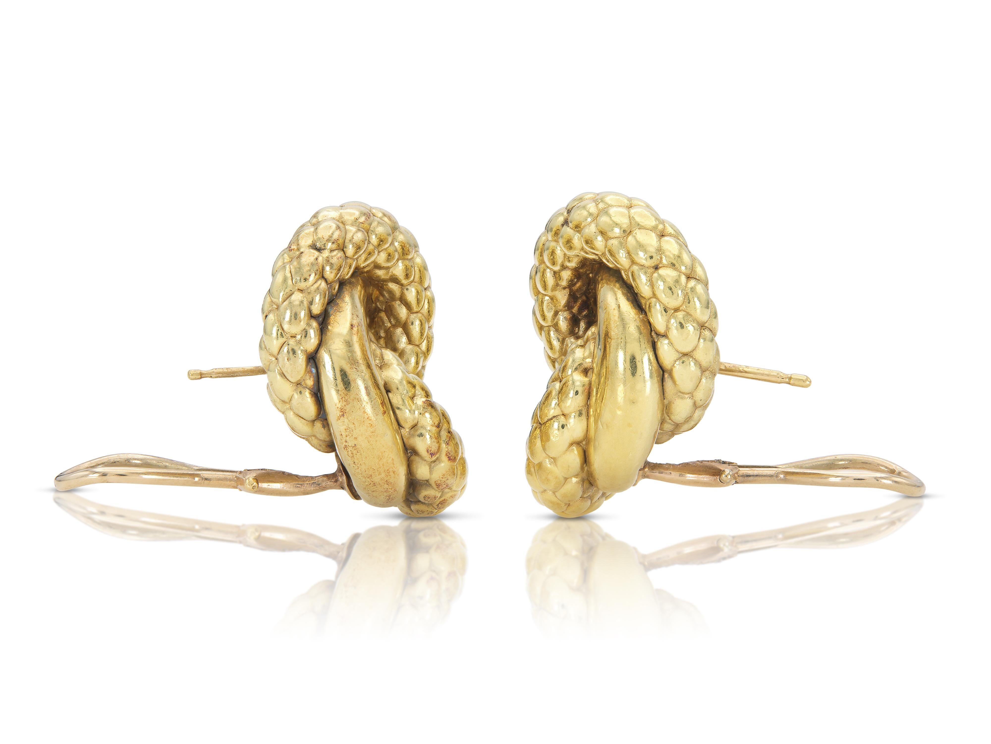 Pendientes de nudo de escamas de oro vintage de los años 70 en Bueno estado para la venta en New York, NY