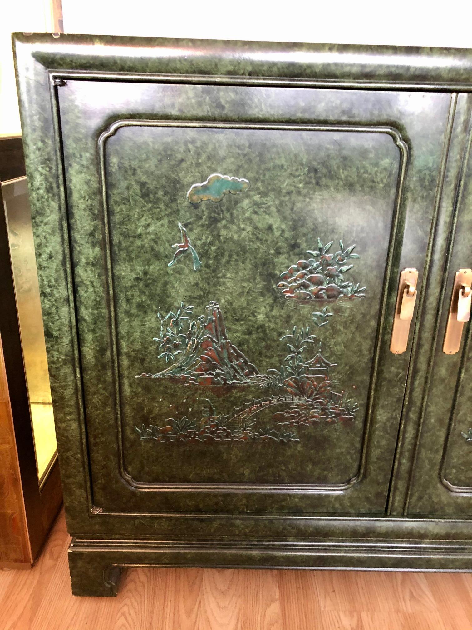 This vintage chinoiserie credenza is in overall good condition. Designed by Mario Buatta for Widdicomb. Brass hardware. Chinoiserie design on cabinet doors. Interior shelves and drawers. See photos,
circa 1970s, USA.
Dimensions:
19