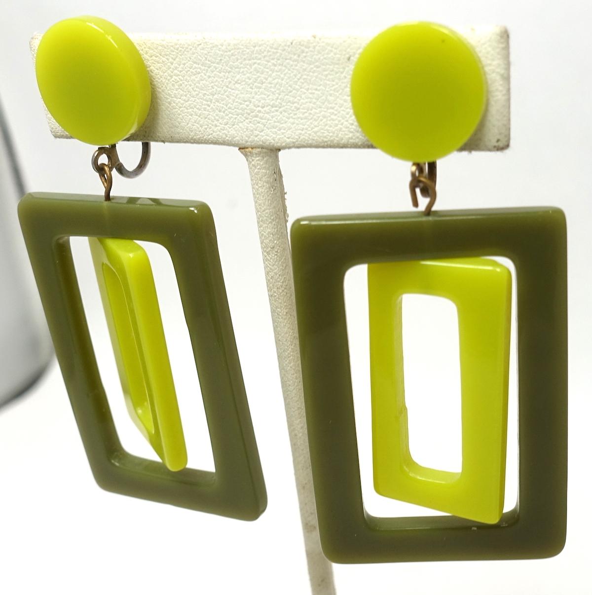 Vintage 1970s Green Plastic Dangle Earrings In Good Condition In New York, NY