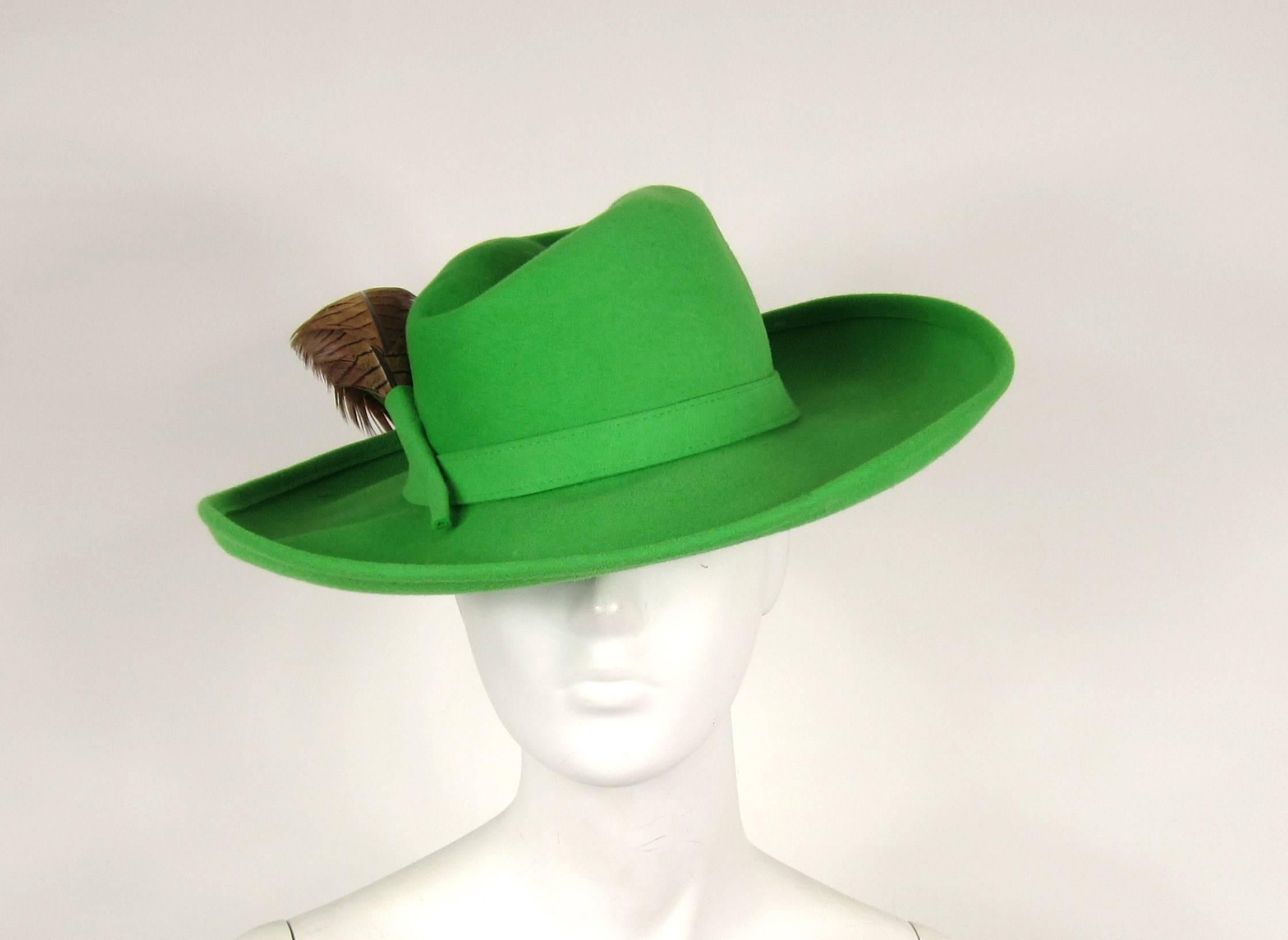 Stunning color Take a look at the profile of this hat, the large feathers are show stoppers, and the color is amazing. It's a 22.5 in diameter - approx. 7-1/8 in
with a 4 in Brim. Please check our storefront for hundreds of items including New,
