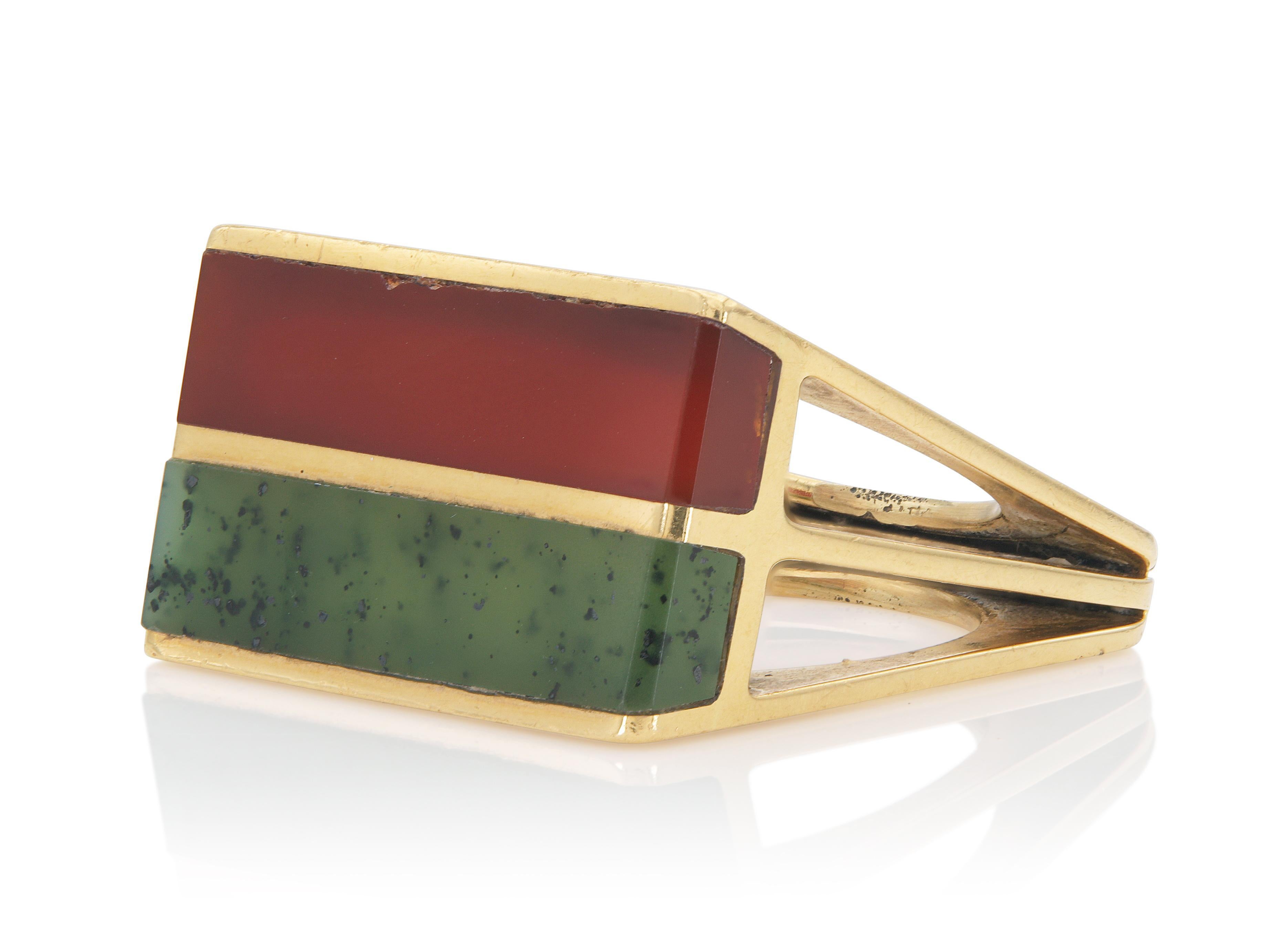 Fein gearbeitet in 1k Gelbgold mit Karneol und Nephrit Jade.
Signiert von Gubelin
Circa 1970er Jahre
Größe 6 1/2
