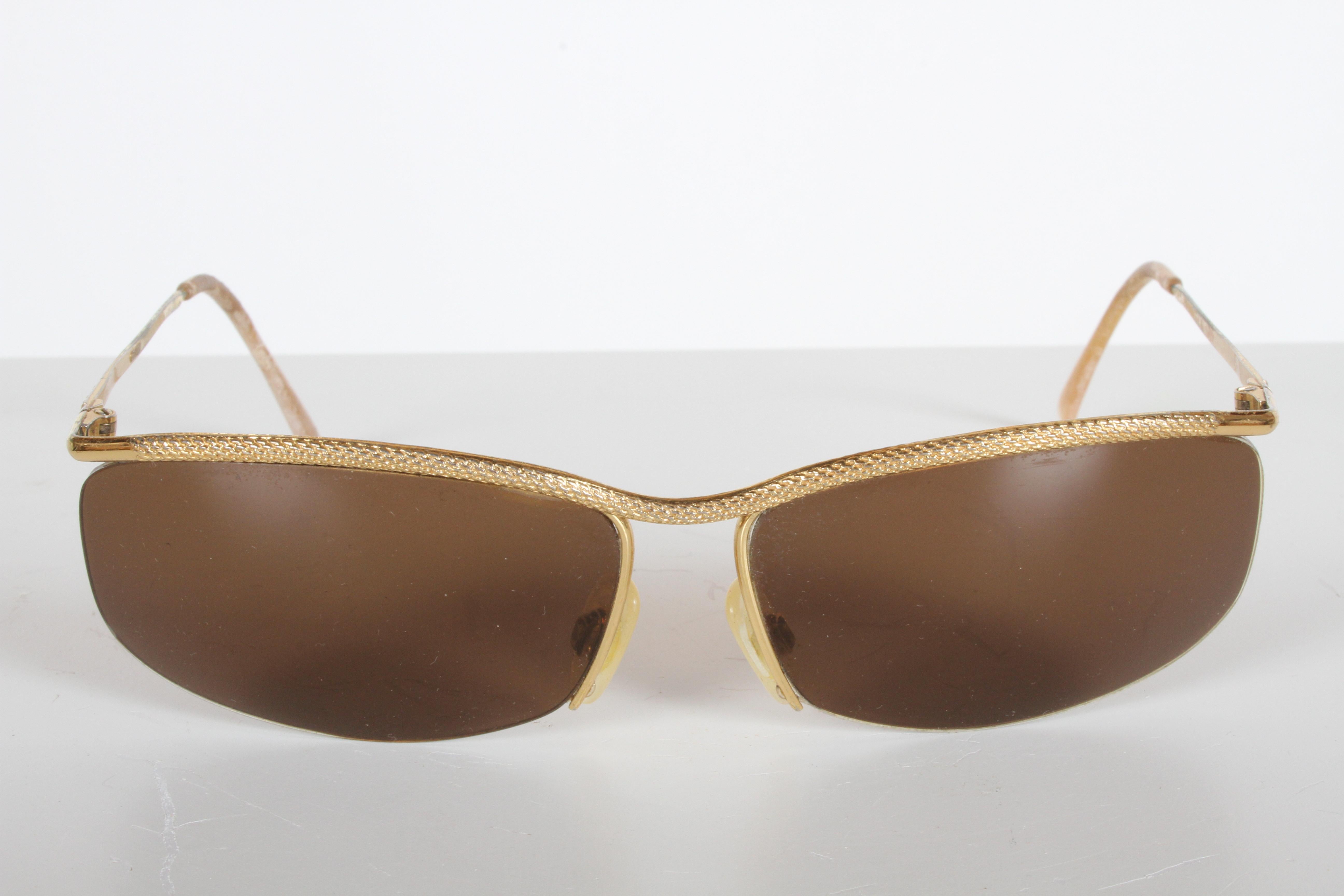 Klassische Gucci-Sonnenbrille aus den 1970er Jahren mit 22-karätigem Goldüberzug und braunen Kunststoffgläsern, mit schöner Rändelstruktur auf der Vorderseite des Rahmens. Einige Abnutzungserscheinungen an der Vergoldung, auch an den Ohrstücken.