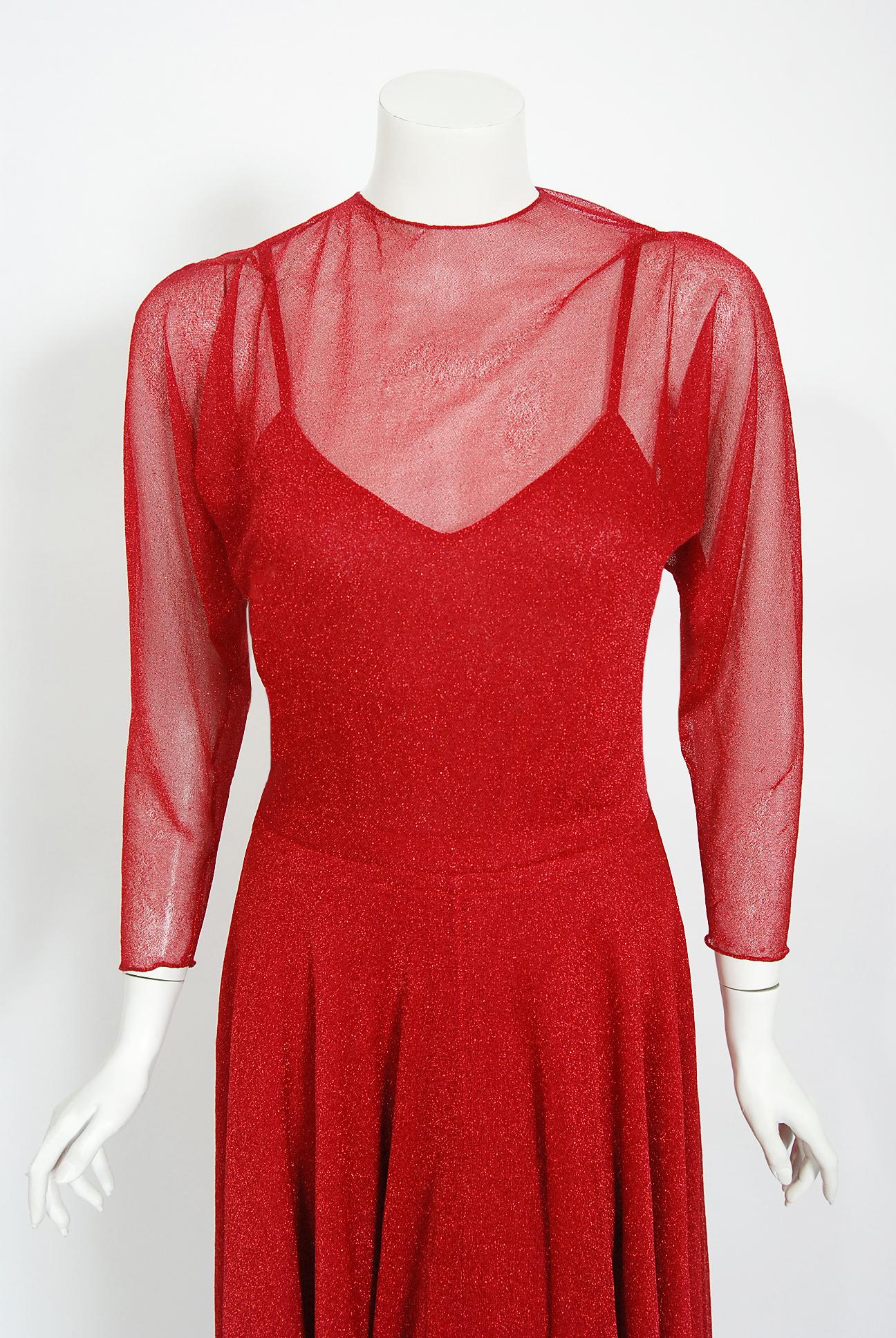 Magnifique ensemble de robe en tricot lurex métallique Halston Couture datant du milieu des années 1970. Pendant la majeure partie des années 70, il a incarné le glamour et la décadence de cette époque, devenant une figure centrale de la vie