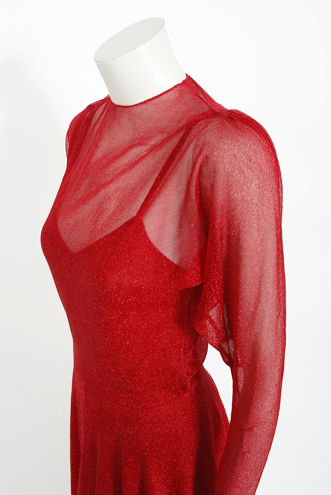 Rouge Robe à manches longues vintage Halston Couture en maille semi-transparente rouge métallisée (années 1970) en vente