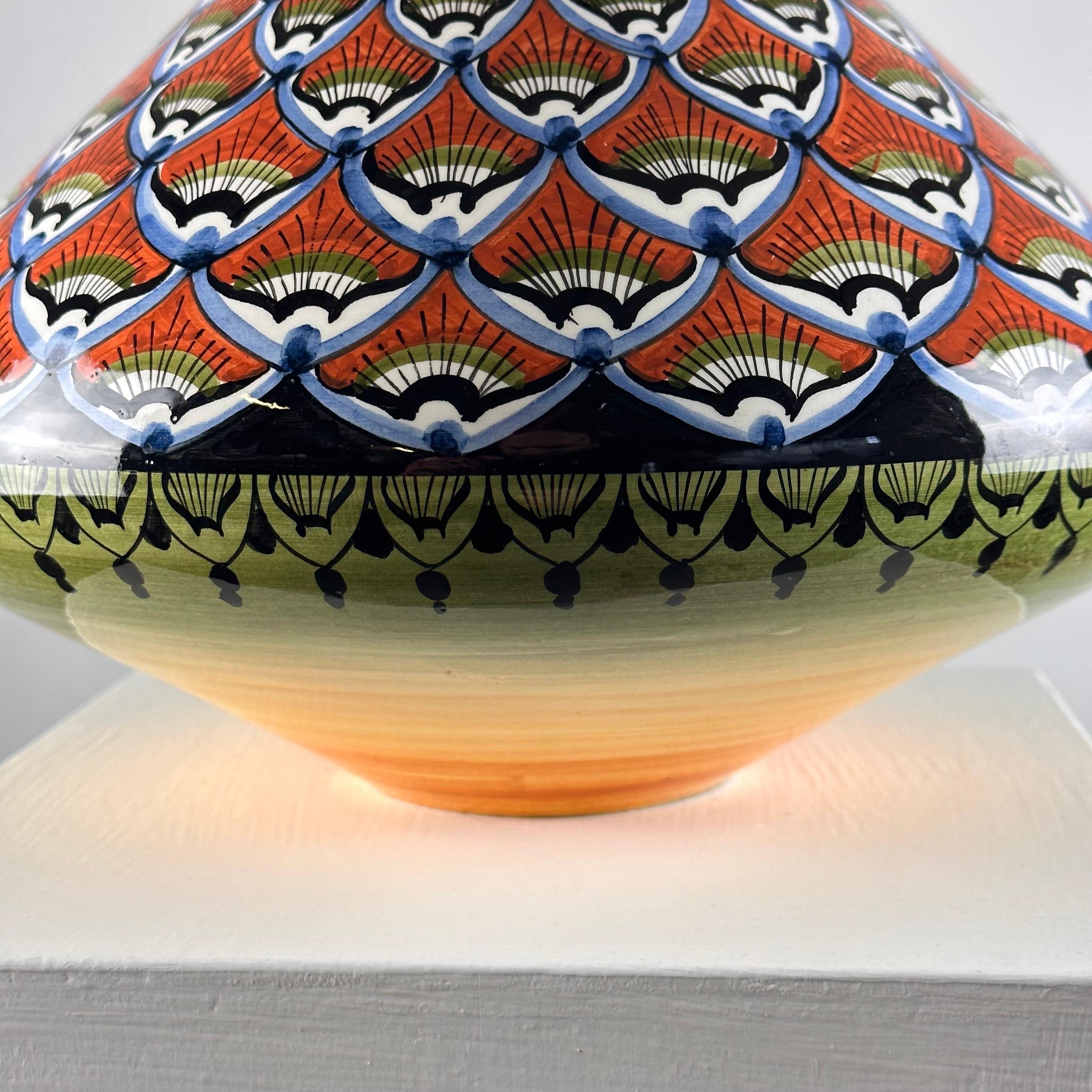 Mid-Century Modern Vase vintage des années 1970 peint à la main - Un délice coloré en vente