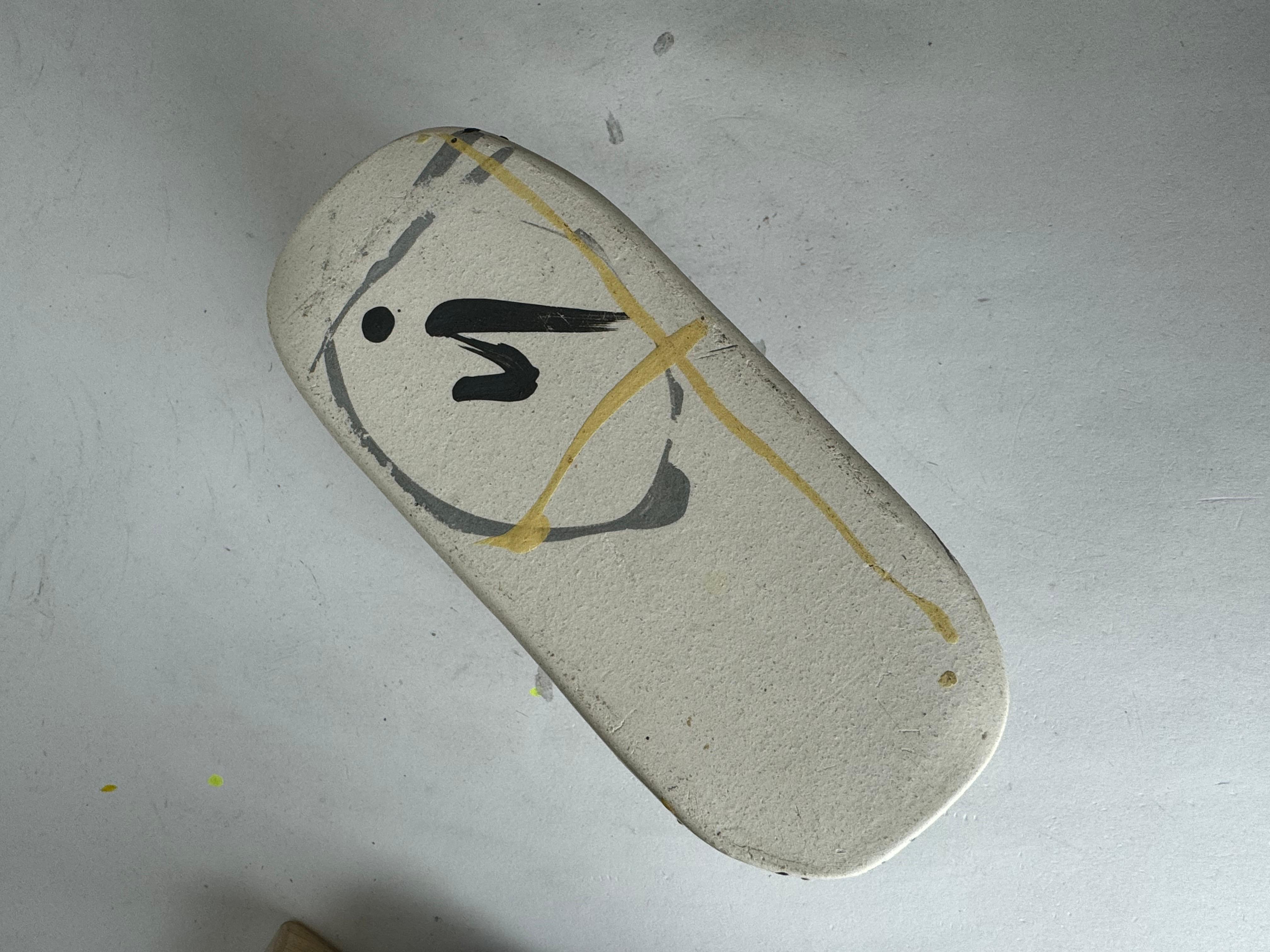 Paire de poteries d'art populaire peintes à la main des années 1970, signées par l'artiste en vente 3