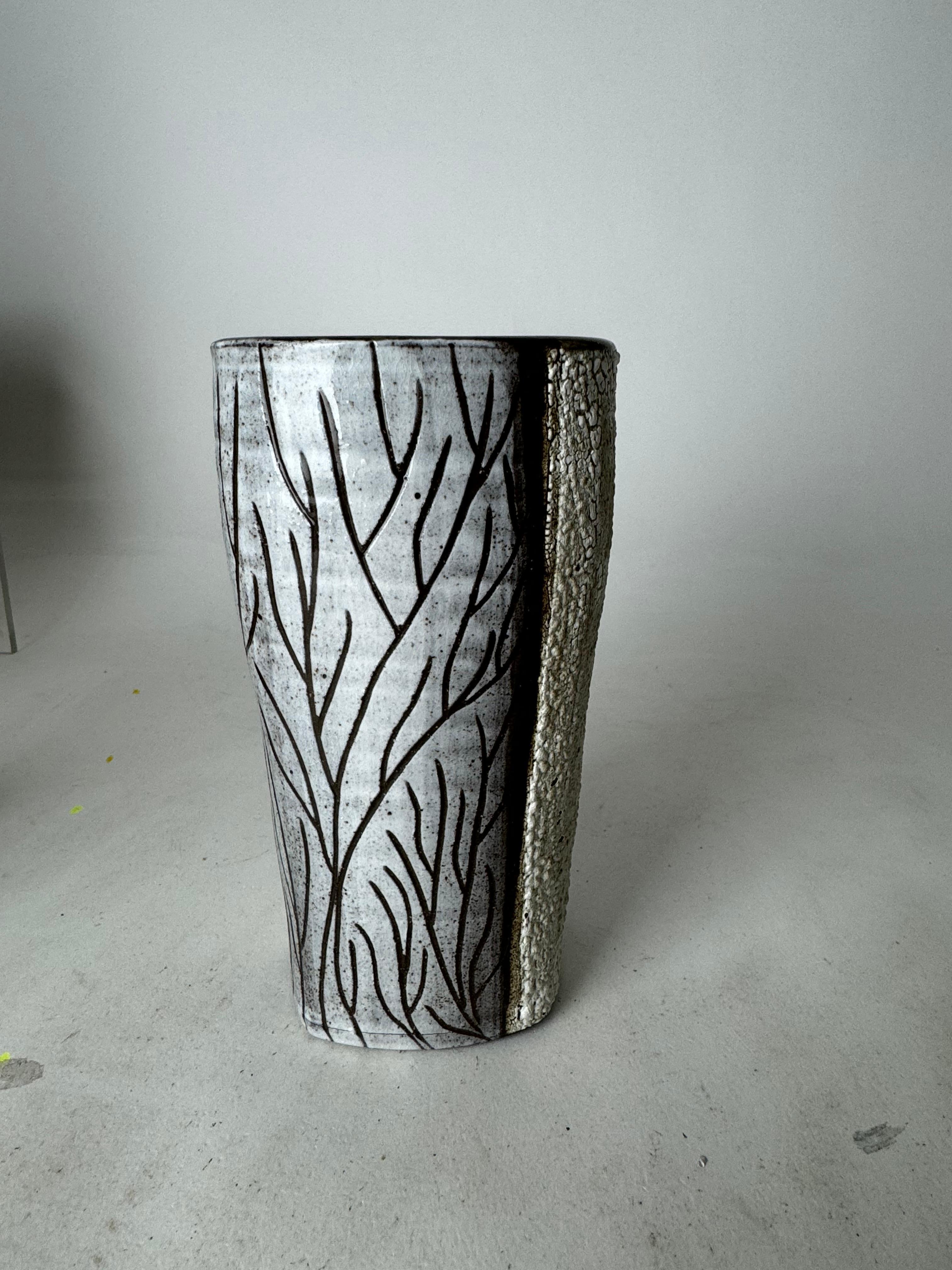 A vendre : Vintage Art of Vintage Vintage Folk Art Pottery Vases (1970)

Ajoutez une touche de charme vintage à votre intérieur avec cette magnifique paire de vases en poterie d'art populaire des années 1970. Les deux vases présentent un design