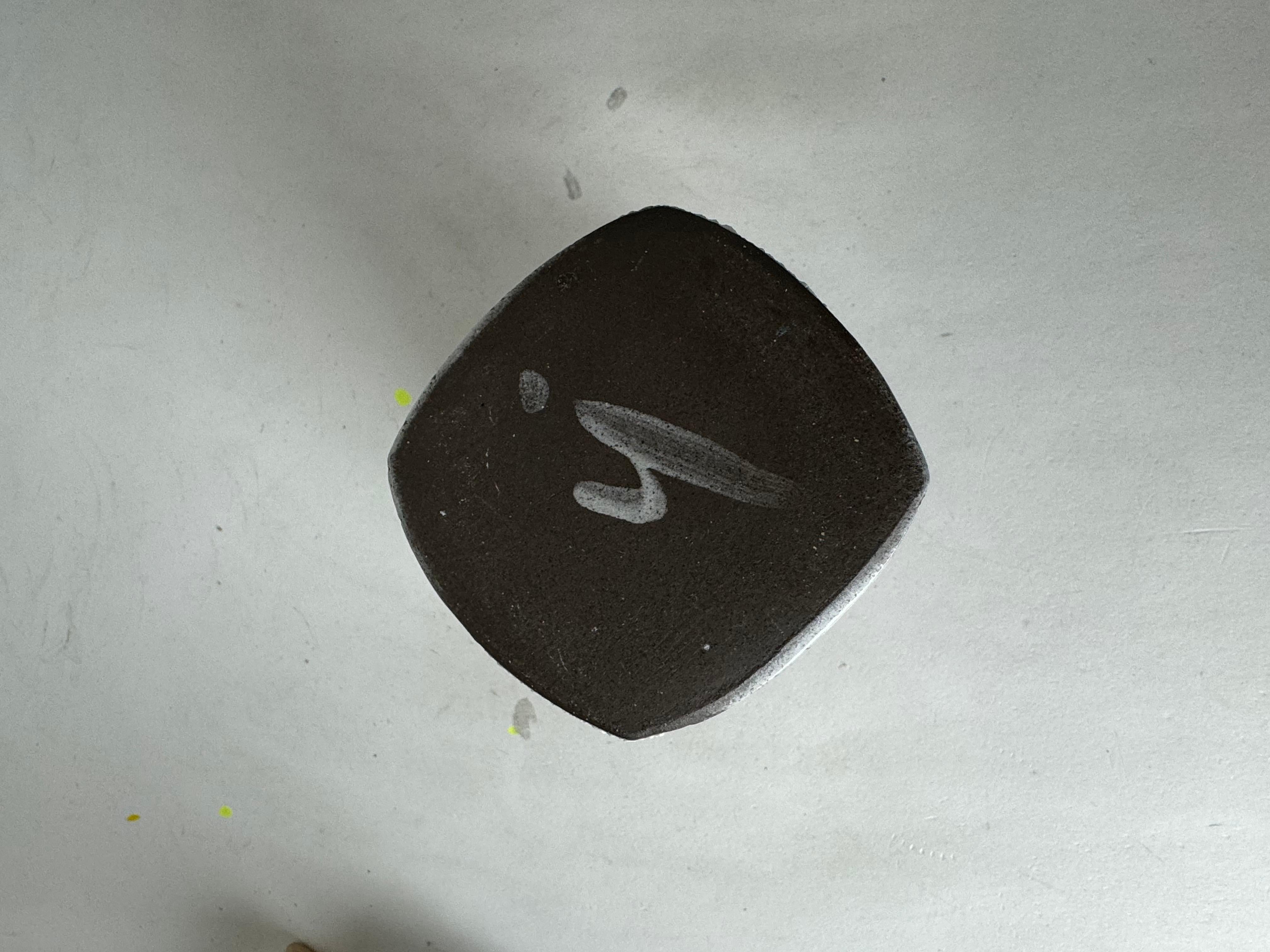 Fait main Paire de poteries d'art populaire peintes à la main des années 1970, signées par l'artiste en vente