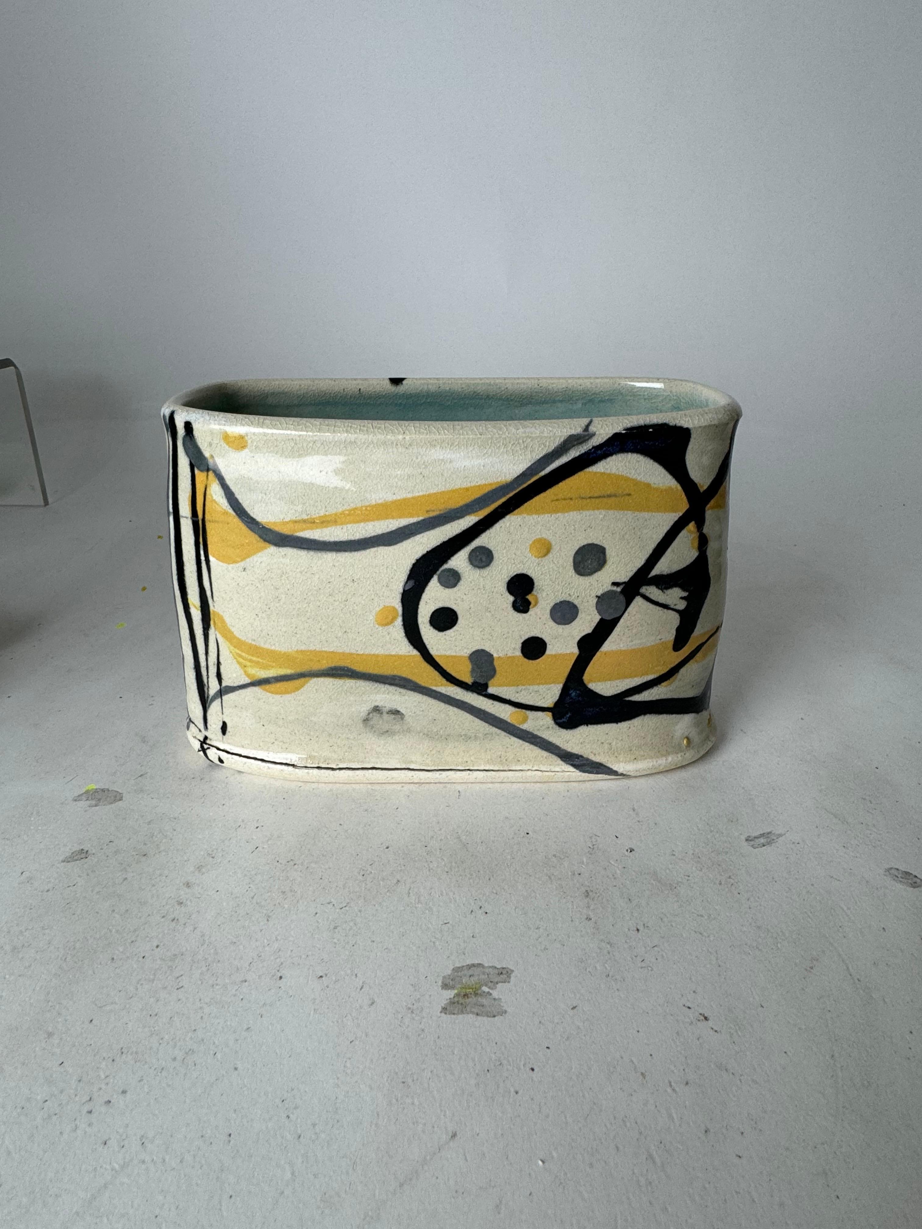 Paire de poteries d'art populaire peintes à la main des années 1970, signées par l'artiste en vente 1