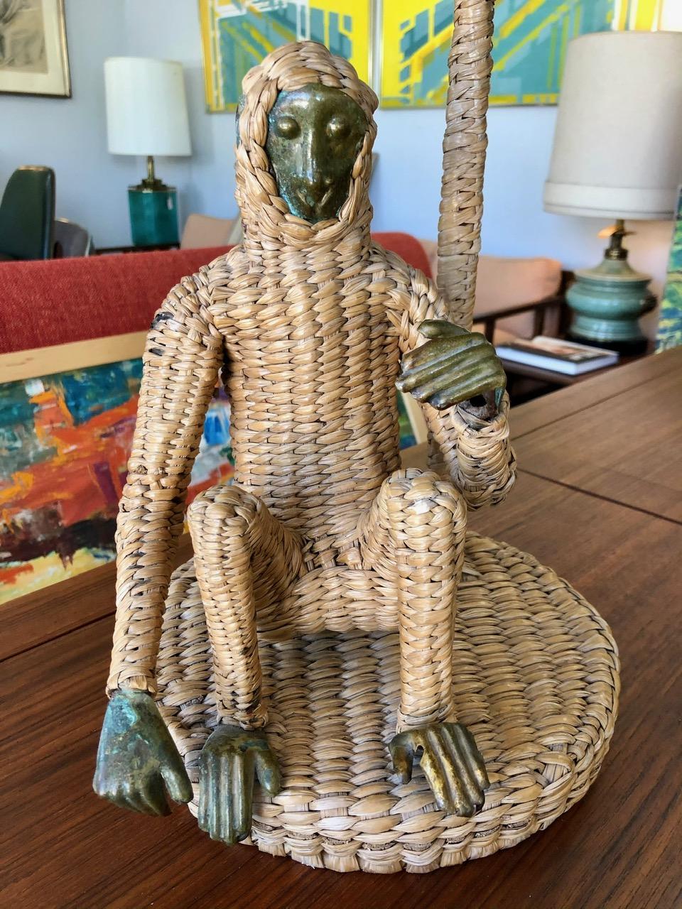 This handmade woven rattan monkey lamp is in overall good condition. Brass details. Minor losses. See photos,
circa 1970s, Mexico.
Dimensions:
20.5