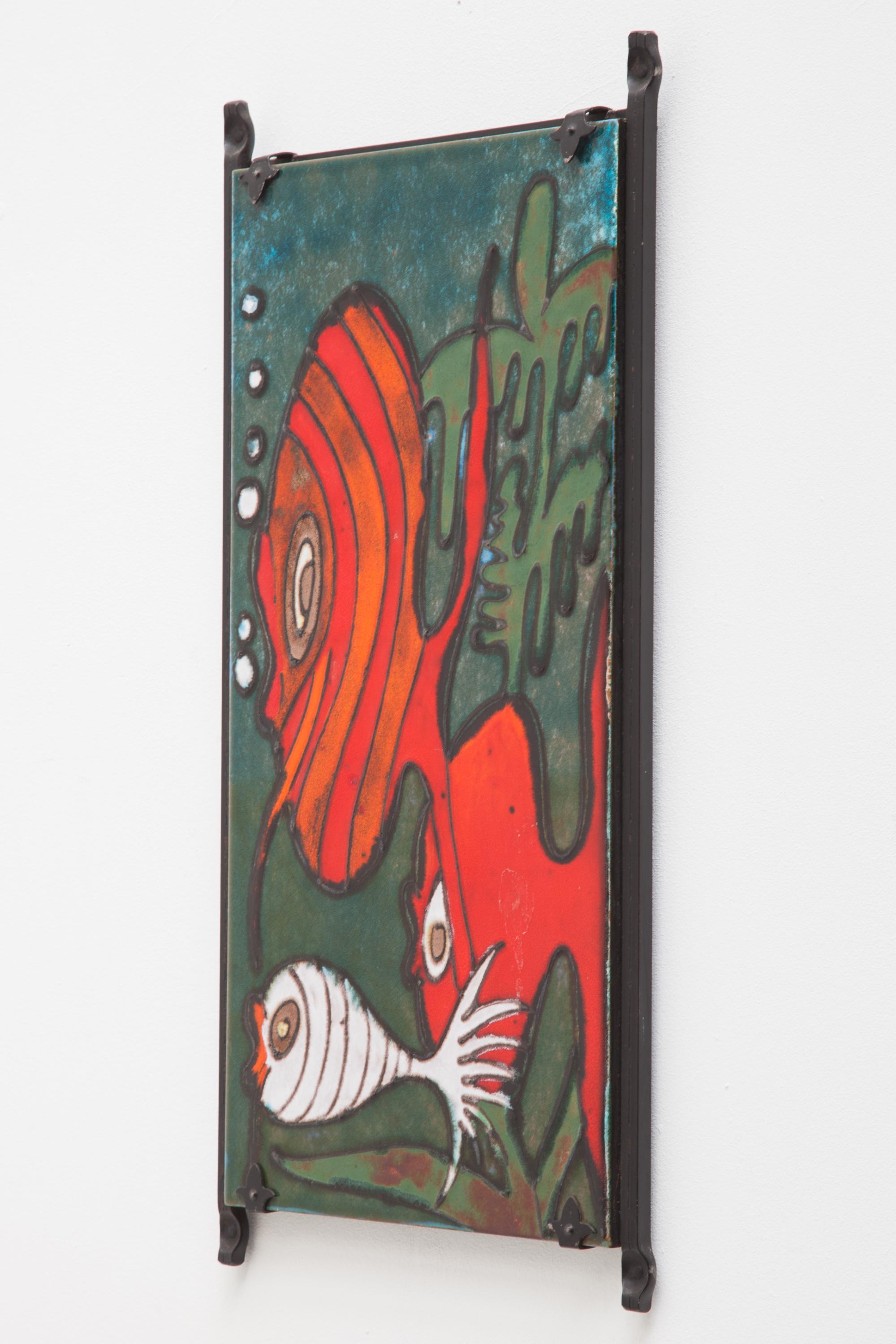 pièce murale des années 1970 en Allemagne de l'Ouest par Heibi Keramik. Il présente un motif brillant en émaux multicolores de trois poissons et d'algues sur un carreau dans un cadre en fer forgé. Porte encore l'étiquette originale.