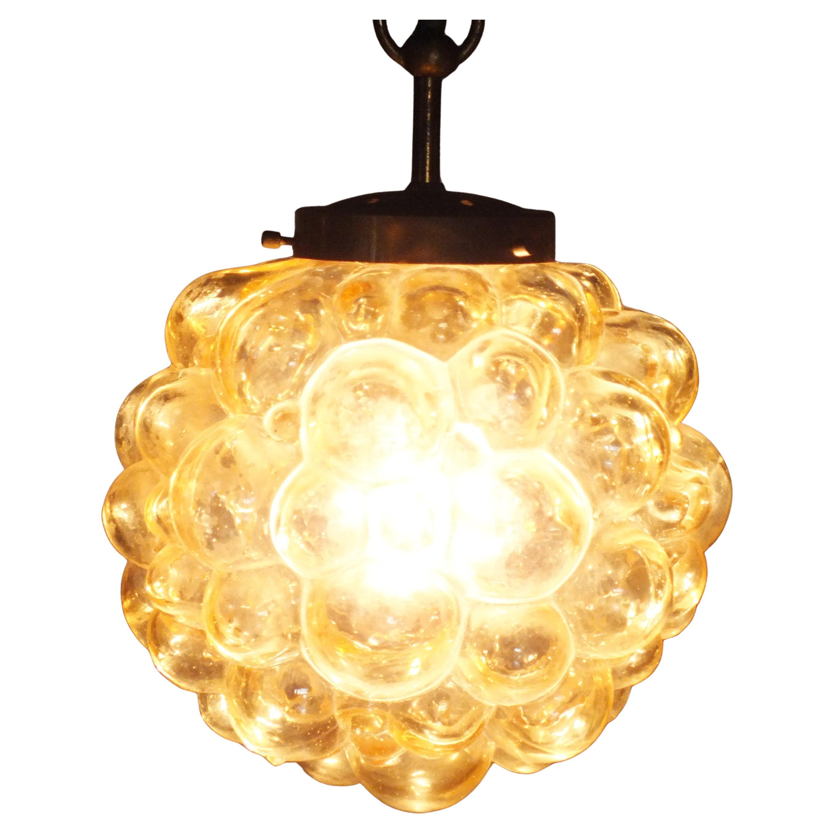 Progettato da Helena Tynell e Heinrich Gantenbrink per Glashüttenwerke Limburg, Germania.

 lampada da soffitto a bolla d'ambra con struttura in ottone, anni '50 originale in ogni particolare, in perfette condizioni