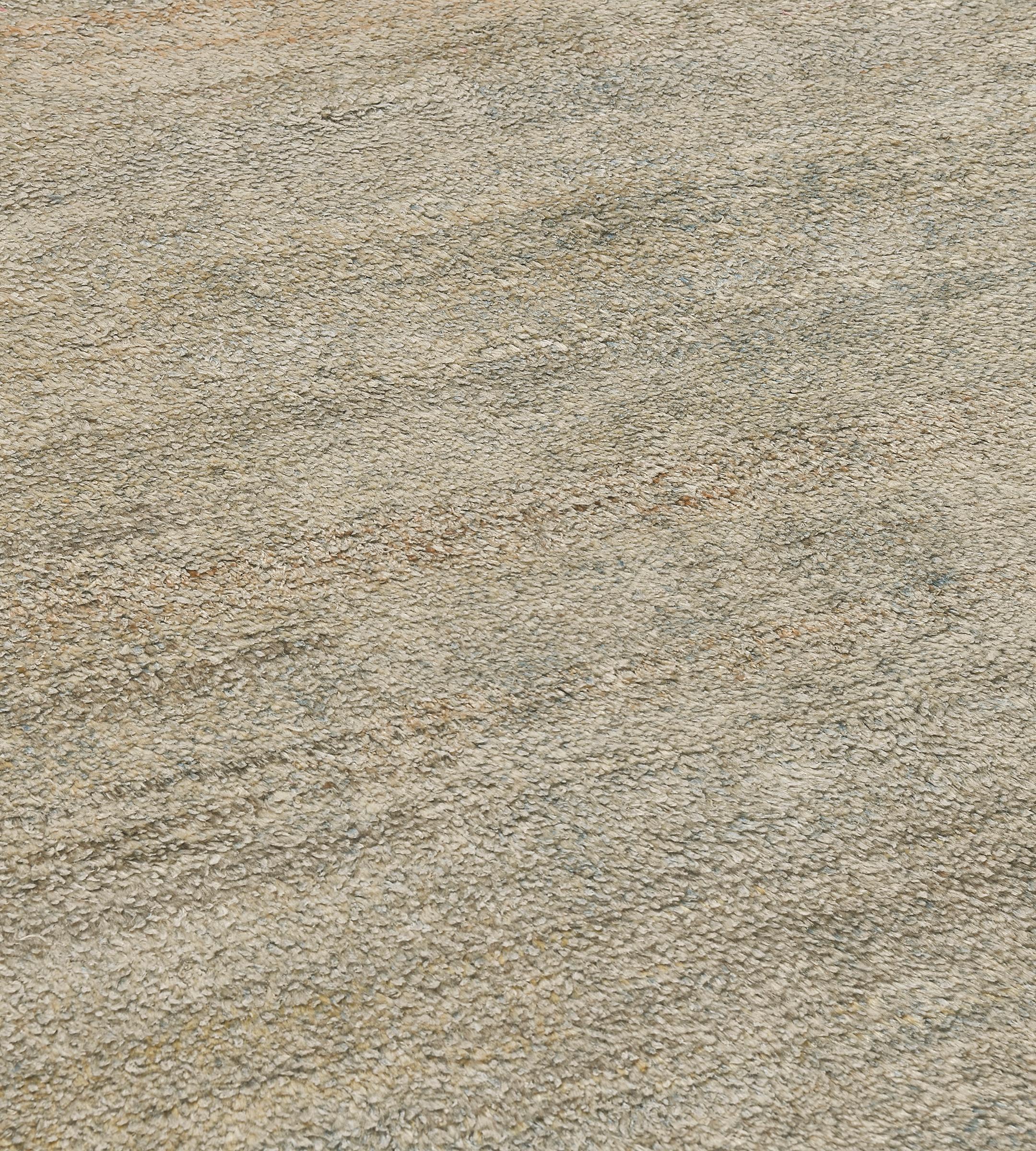 Ce tapis turc déco en chanvre et laine des années 1970 présente un champ chiné jaune sable et bleu nuancé, dans une étroite bordure rouge rouille.

Les tapis turcs vintage des années 1970 présentent un mélange de techniques de tissage anatoliennes