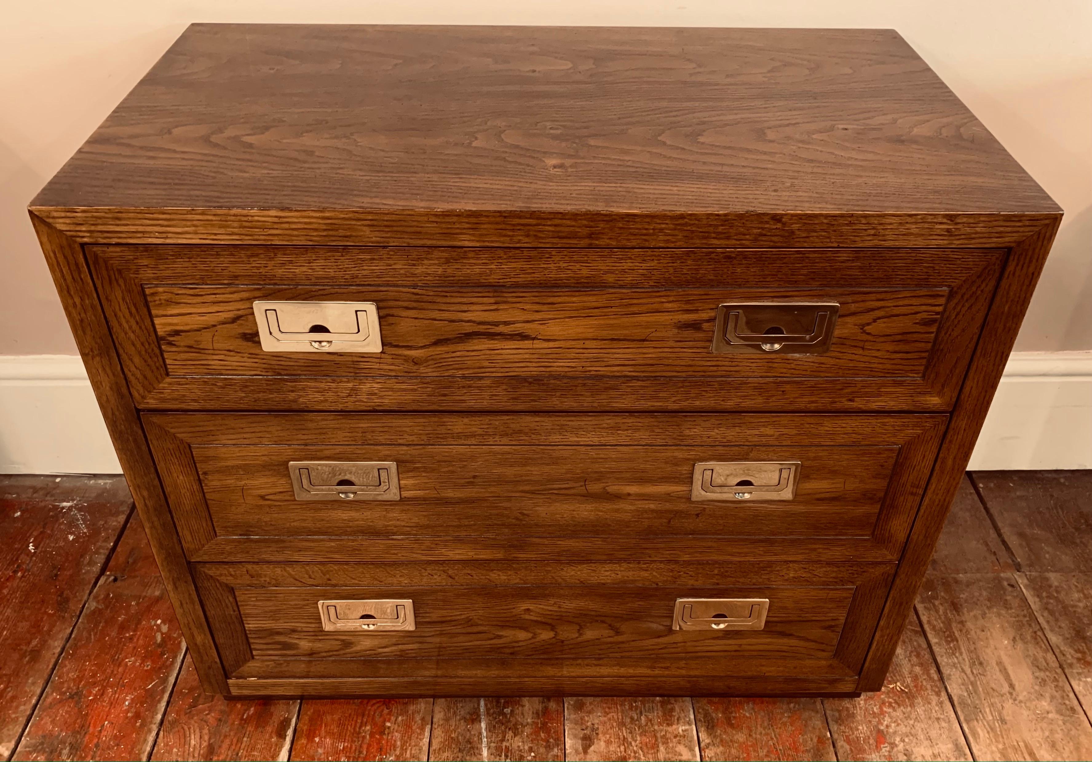Vintage 1970s Henredon USA Oak and Brass Campaign Chest of Drawers Dresser In Good Condition In London, GB