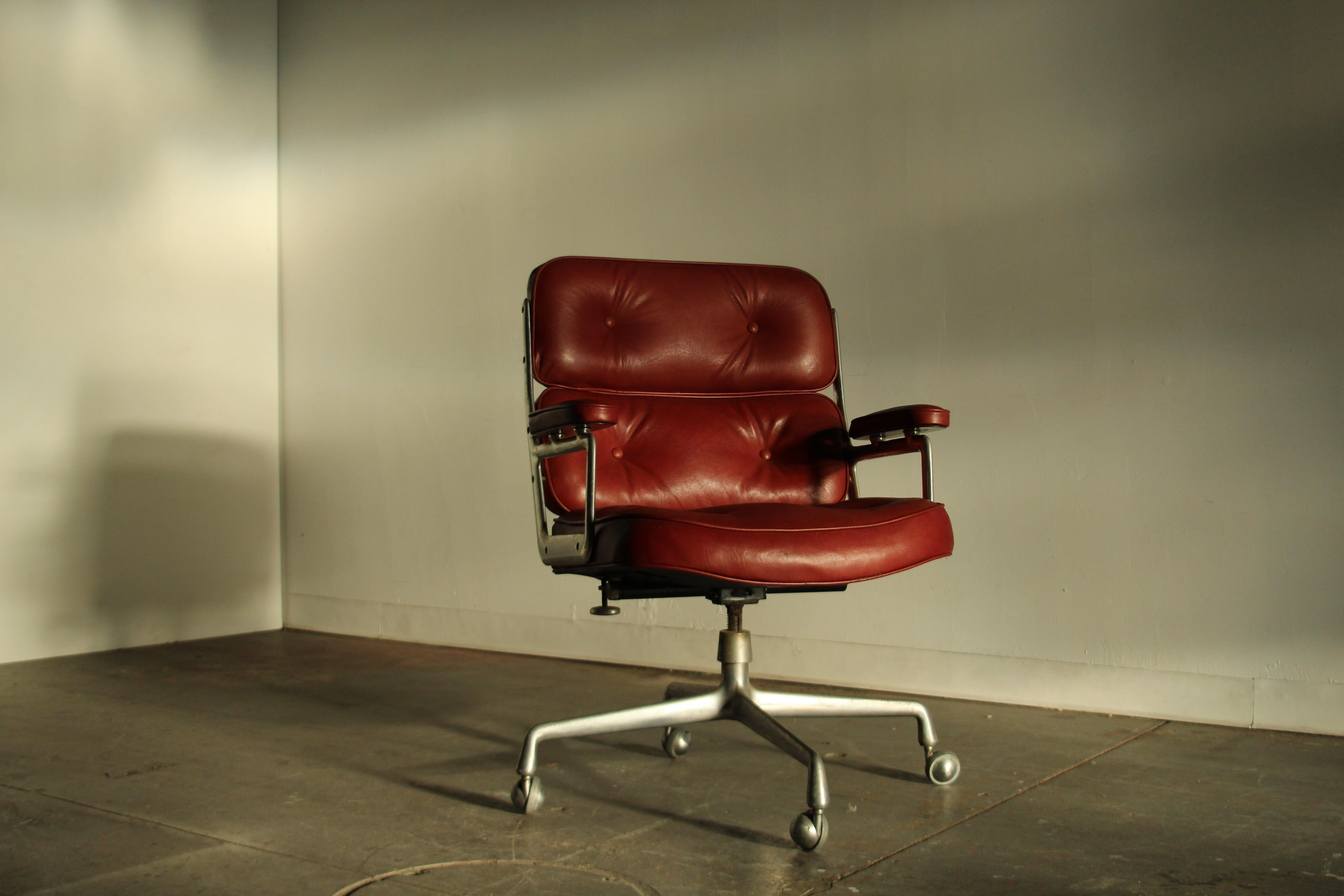 A fantastic vintage 1970s example of the Eames Time Life Executive chair, quite simply the ultimate desk chair. Supreme comfort with amazing tilt back mechanism. Built to last forever. This chair has been reupholstered in an absolutely stunning,