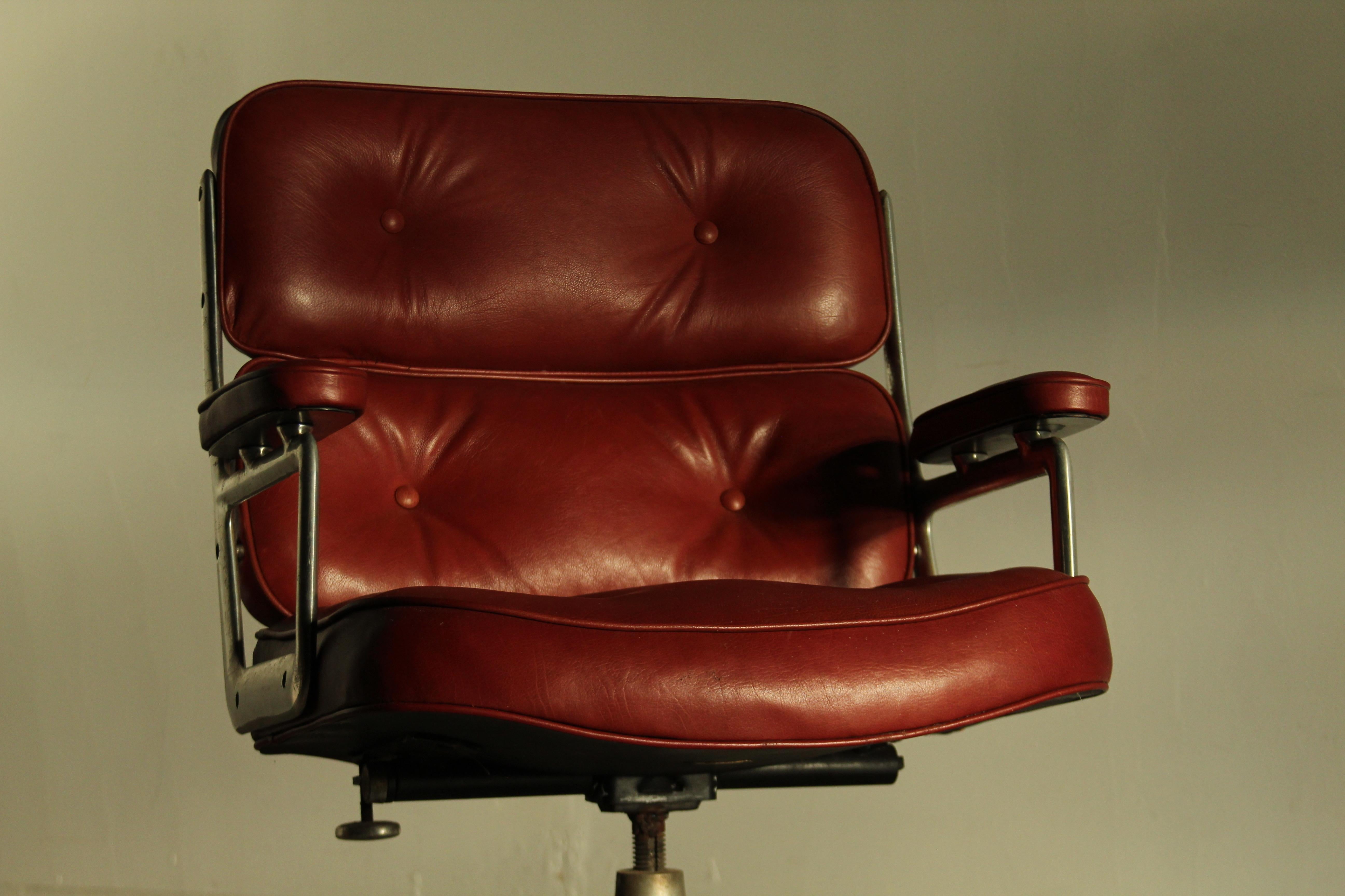 Late 20th Century Vintage 1970s Herman Miller Eames Time Life Executive Chair in Calfskin Leather