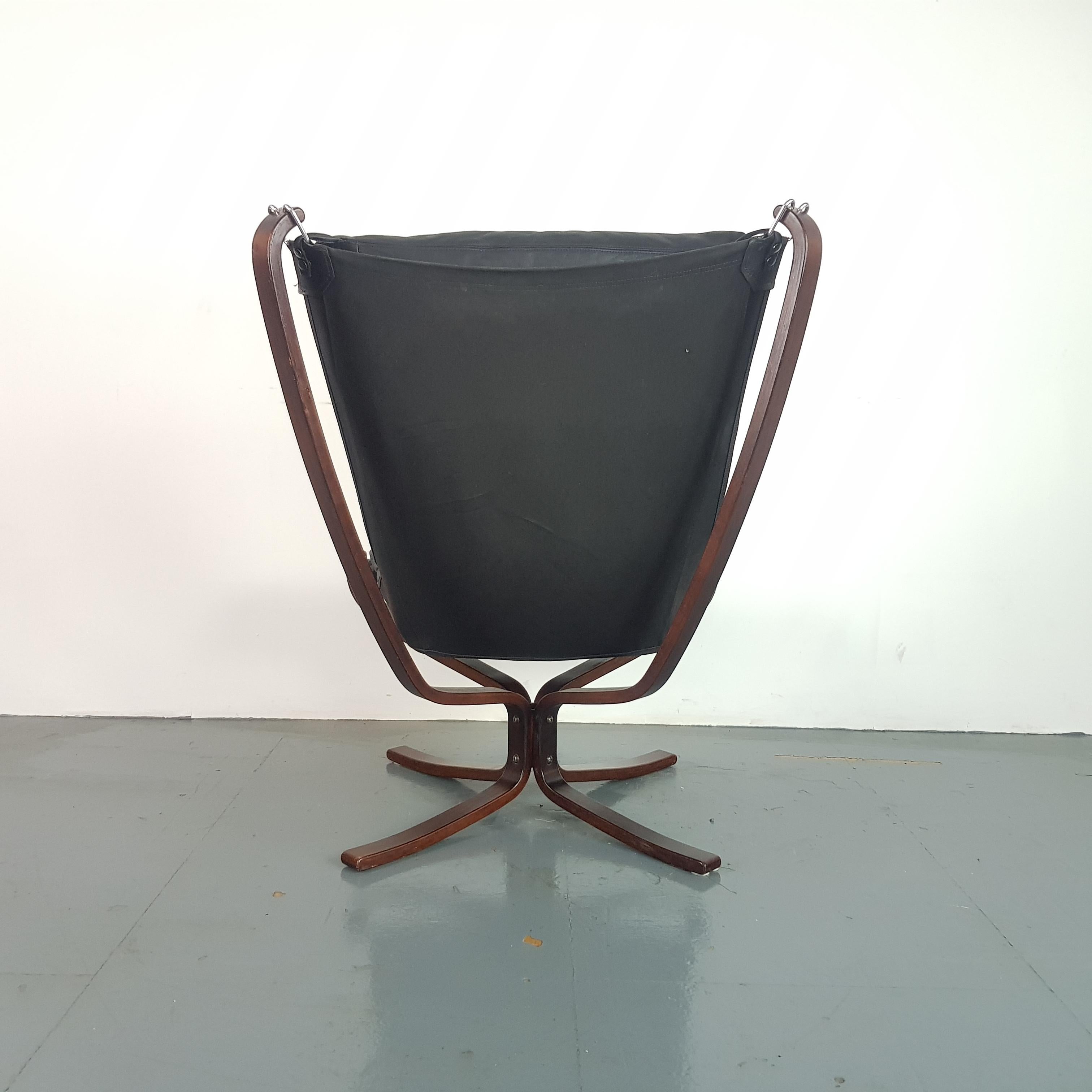 Lovely vintage high back black leather Falcon chair designed by Sigurd Resell.

In good vintage condition. There is some age-related wear, as expected, but nothing really noticeable. The leather is in good condition with no rips or tears. 

The