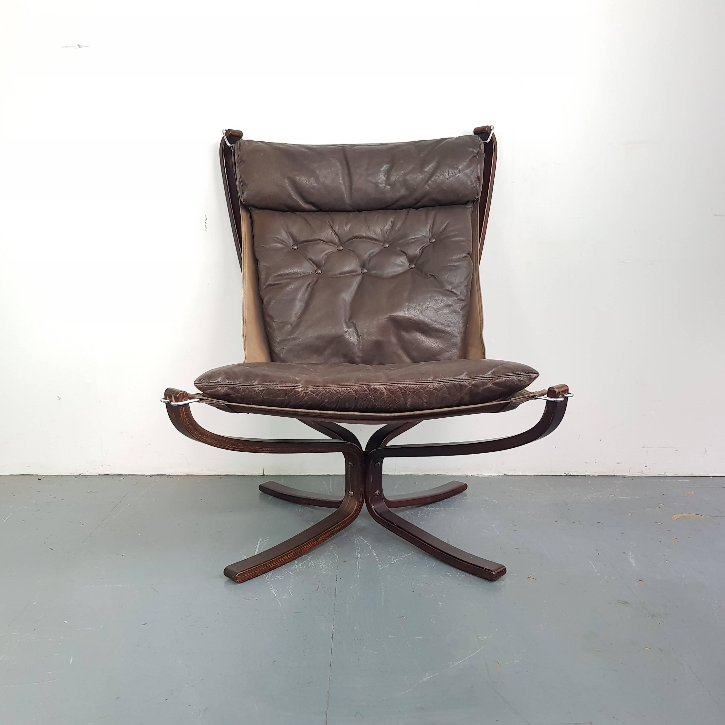 Lovely vintage high back brown leather Falcon chair designed by Sigurd Resell.

In good vintage condition. There is some age-related wear, as expected, but nothing really noticeable. The leather is in good condition with no rips or tears. 

The