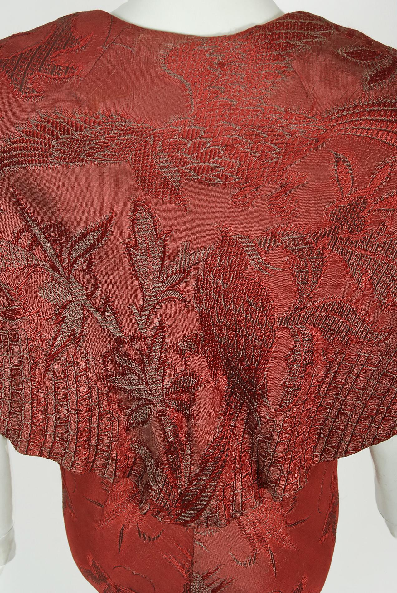 Holly's Harp - Robe vintage coupée en biais en brocart bordeaux avec imprimé oiseaux de jardin, années 1970   en vente 8