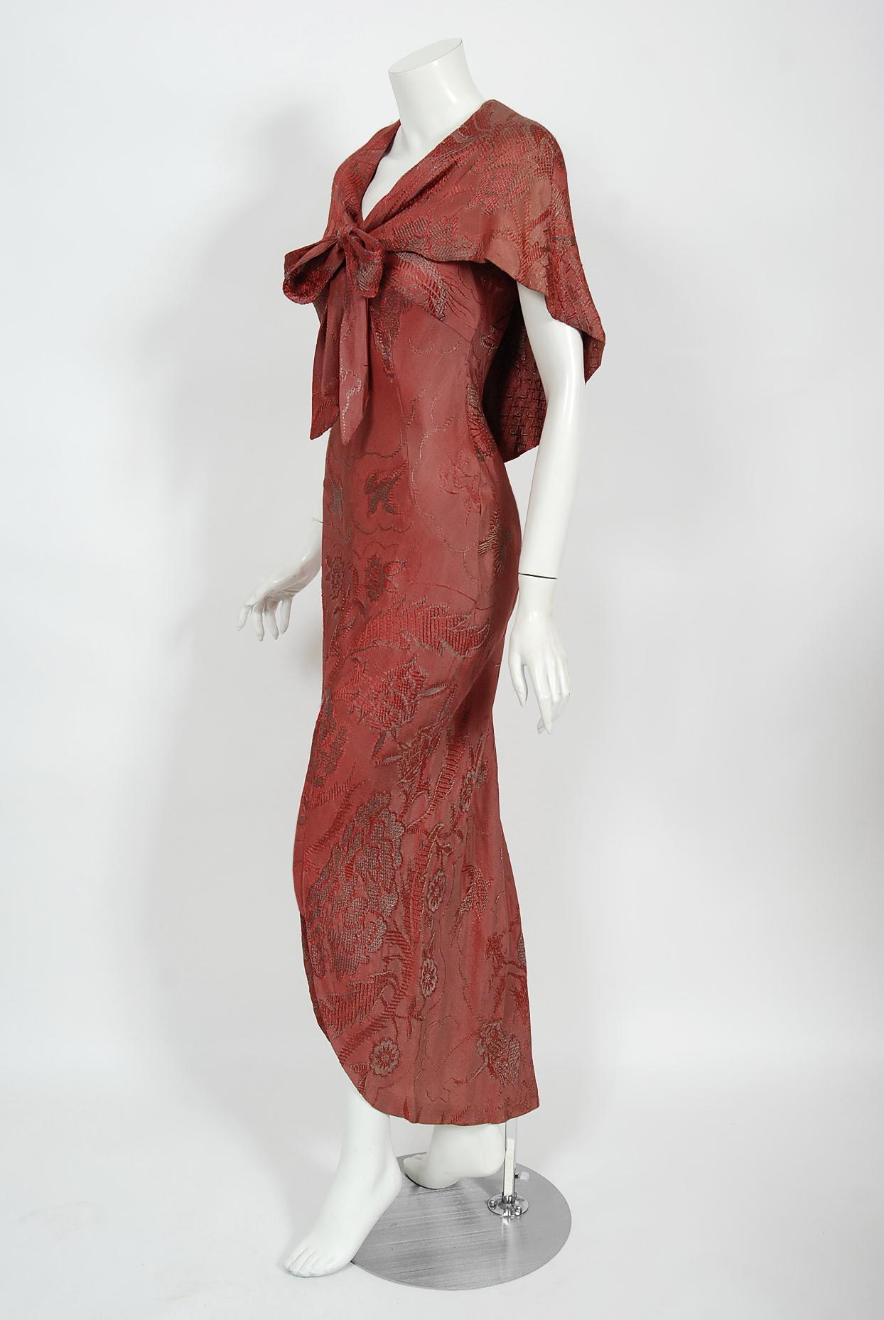Holly's Harp Burgunderfarbenes Brokat-Kleid mit schrägem Schnitt und Vogelgarten-Druck, 1970er Jahre   im Angebot 3
