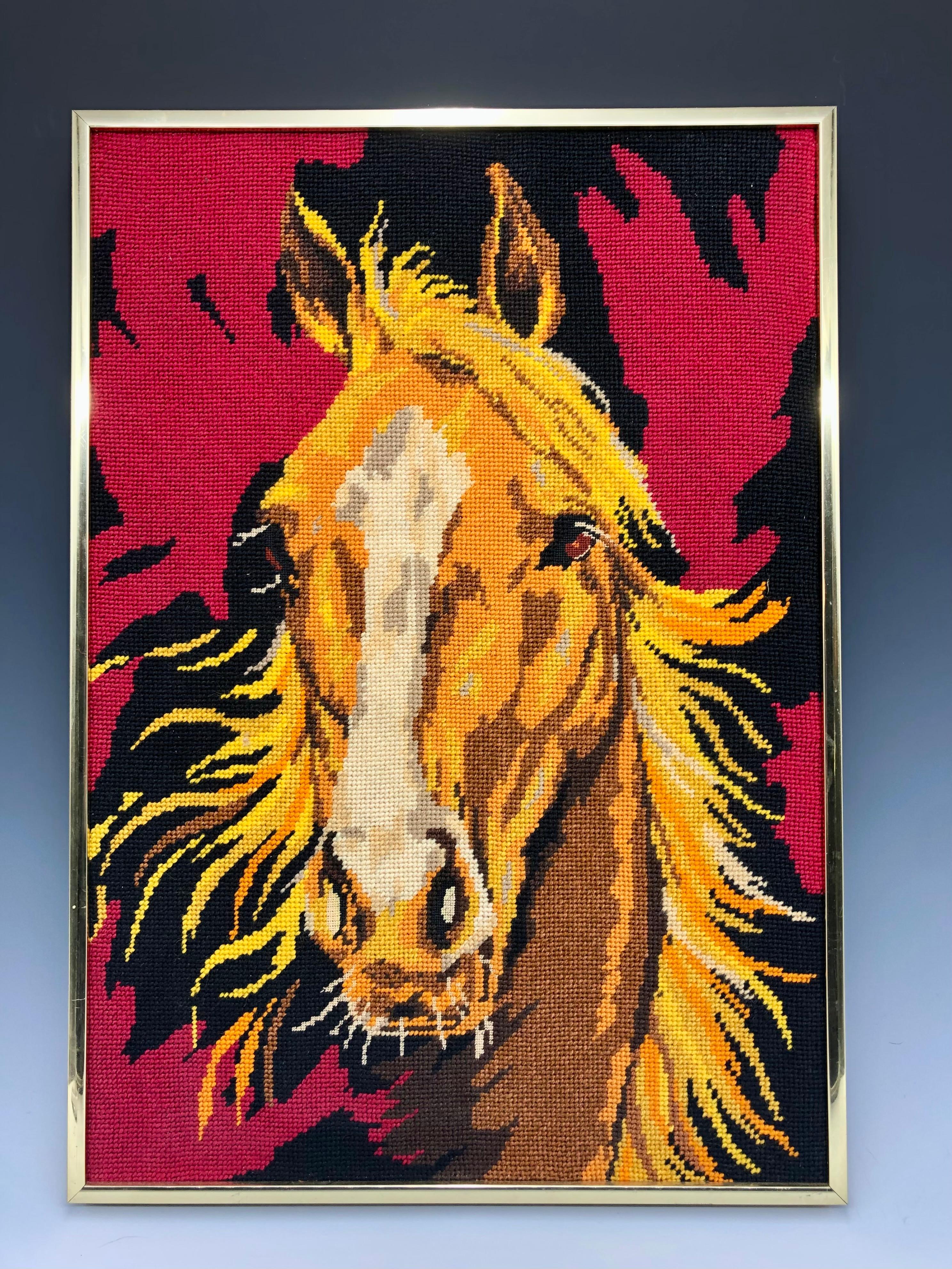 Dieses auffällige, handgestickte Pferdeporträt aus den 1970er Jahren hat einen abstrakten Hintergrund mit roten und schwarzen Flammen. 

Der Artikel wird gerahmt angeboten. Die Farben des Wollgarns sind lebhaft und leuchtend.

Die Stickerei ist in