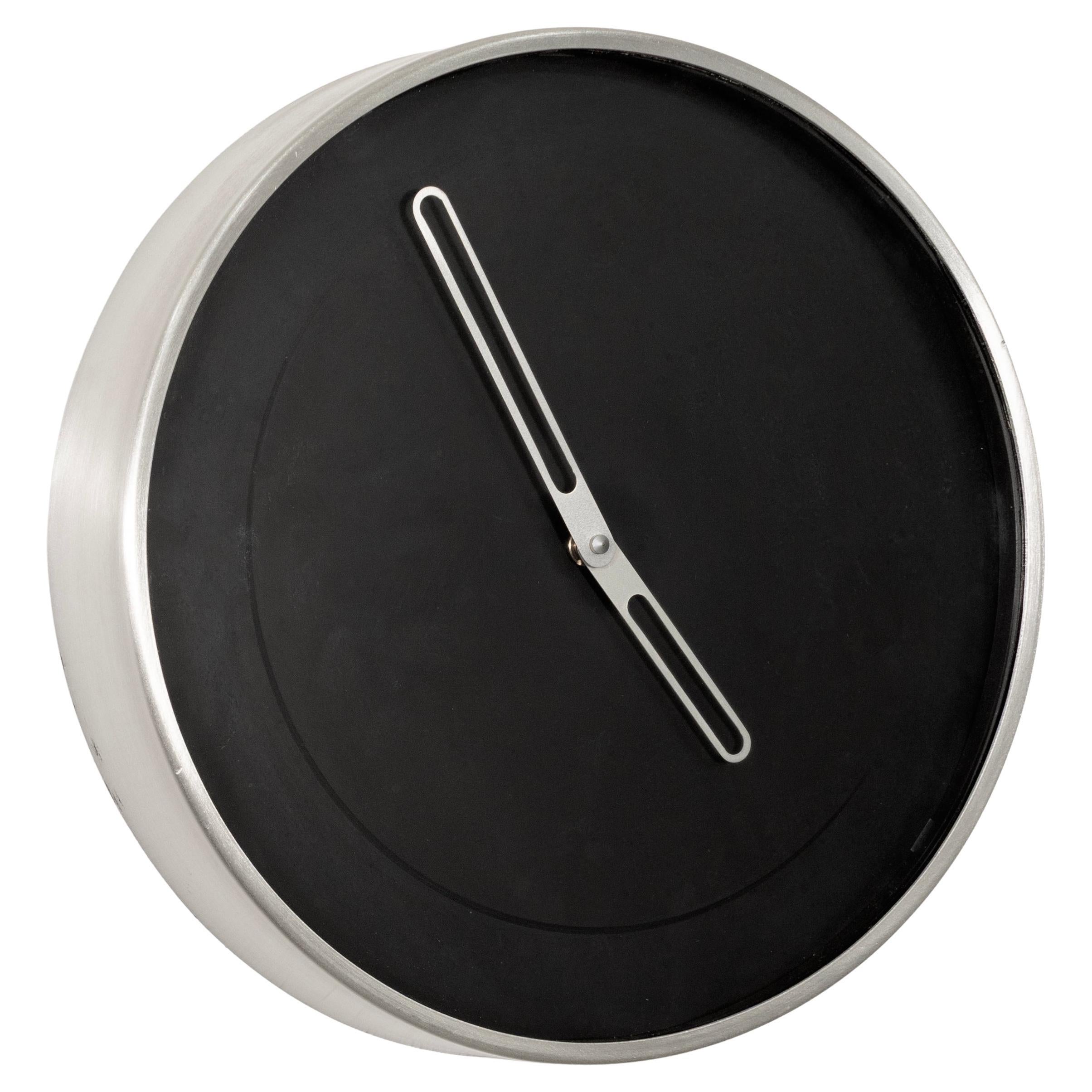 Horloge murale moderne minimaliste noire et argentée Howard Miller des années 1970