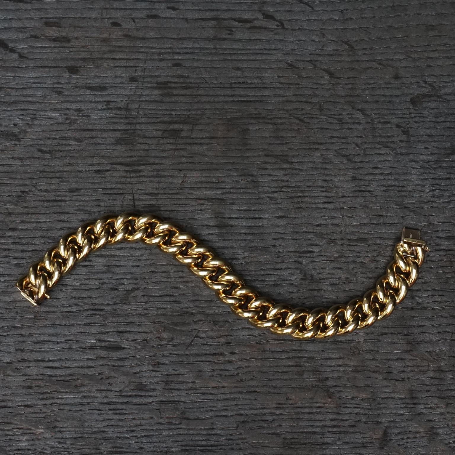 Timeless and classic 14-karat Italian yellow gold flexible bracelet with large hollow links. 

The stamp 